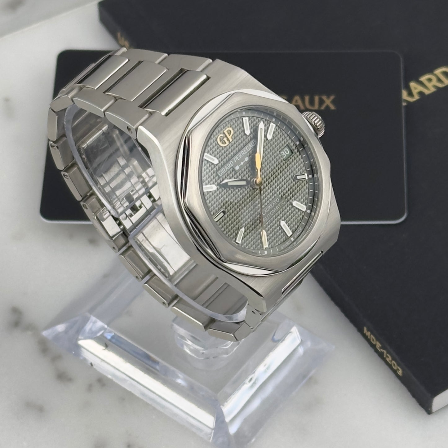 2025 Girard-Perregaux Laureato 38 Sage Green | 81005-11-3407-1CM | Full Set