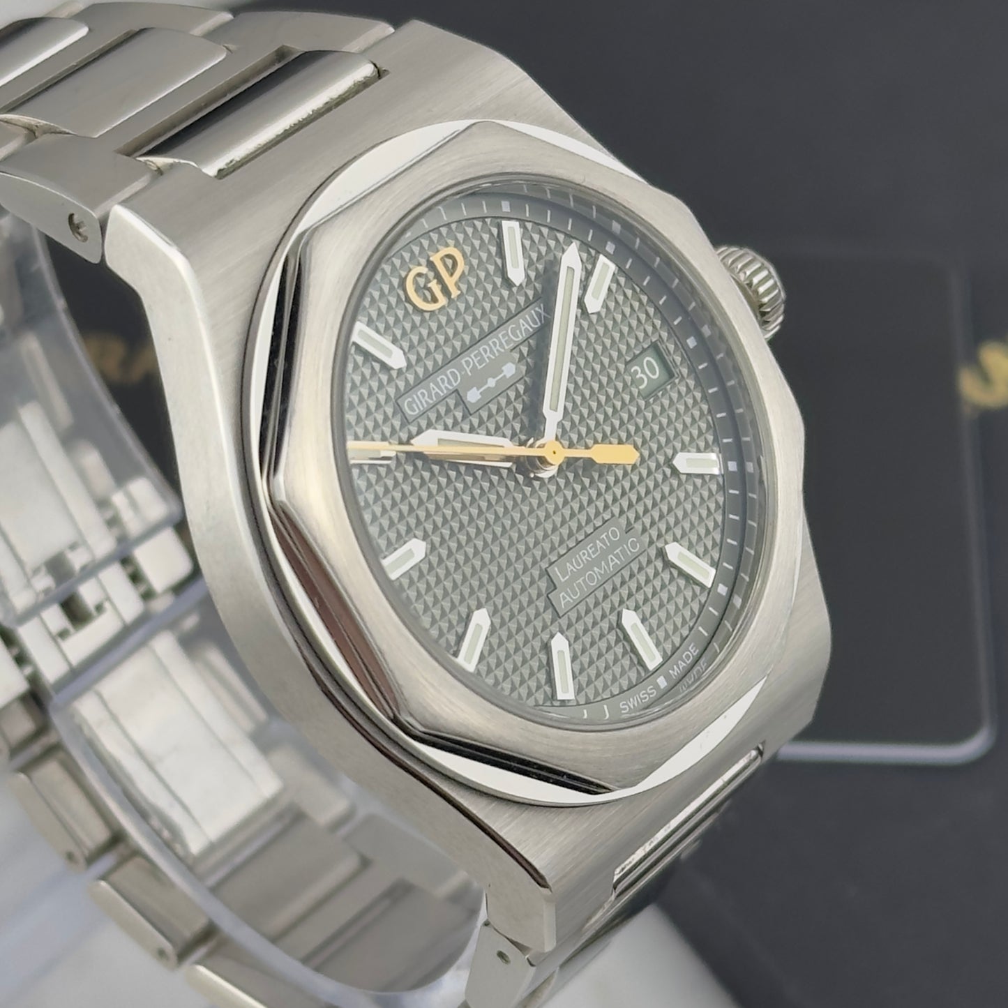 2025 Girard-Perregaux Laureato 38 Sage Green | 81005-11-3407-1CM | Full Set