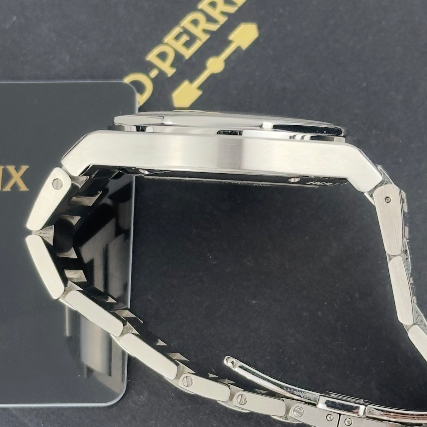 2025 Girard-Perregaux Laureato 38 Sage Green | 81005-11-3407-1CM | Full Set