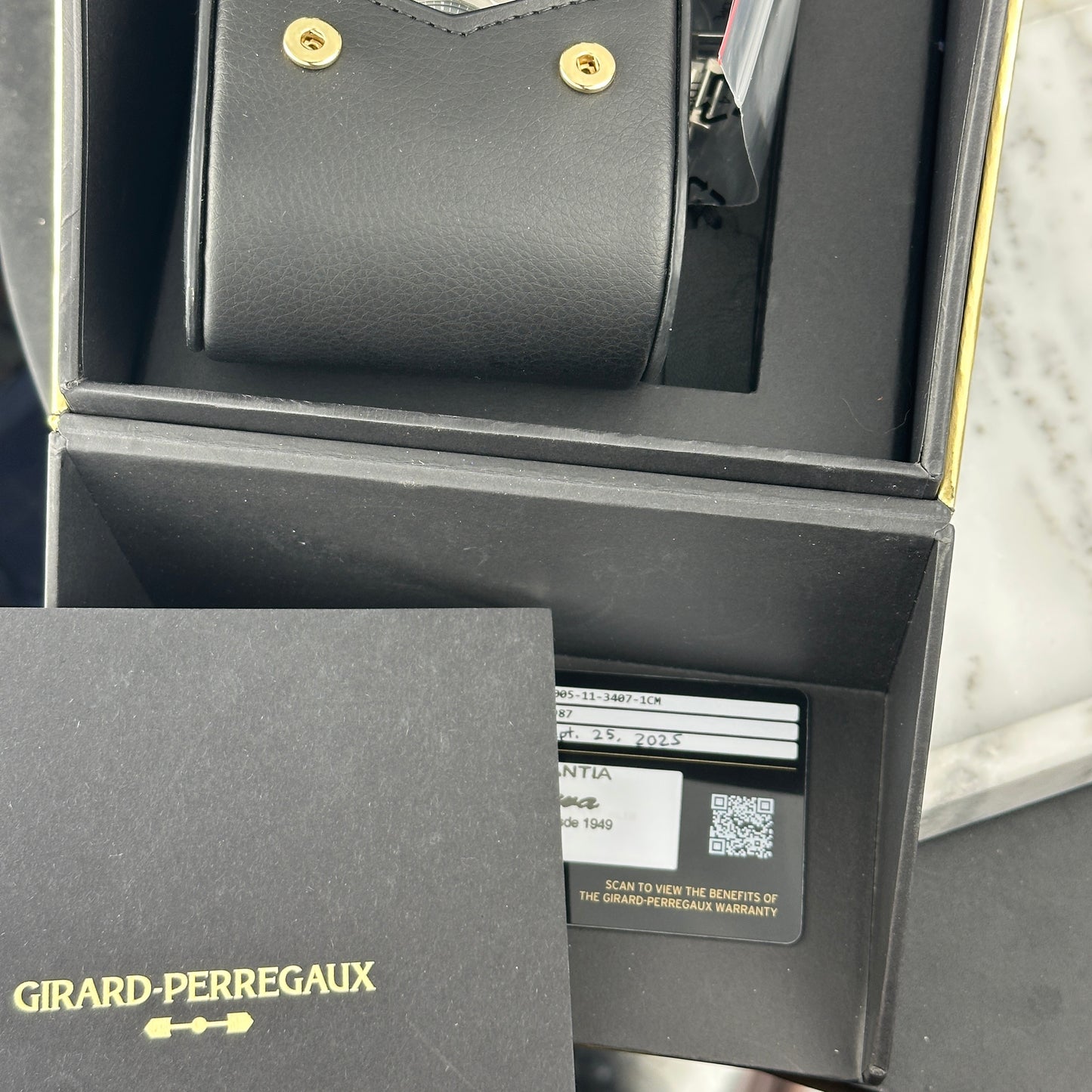 2025 Girard-Perregaux Laureato 38 Sage Green | 81005-11-3407-1CM | Full Set
