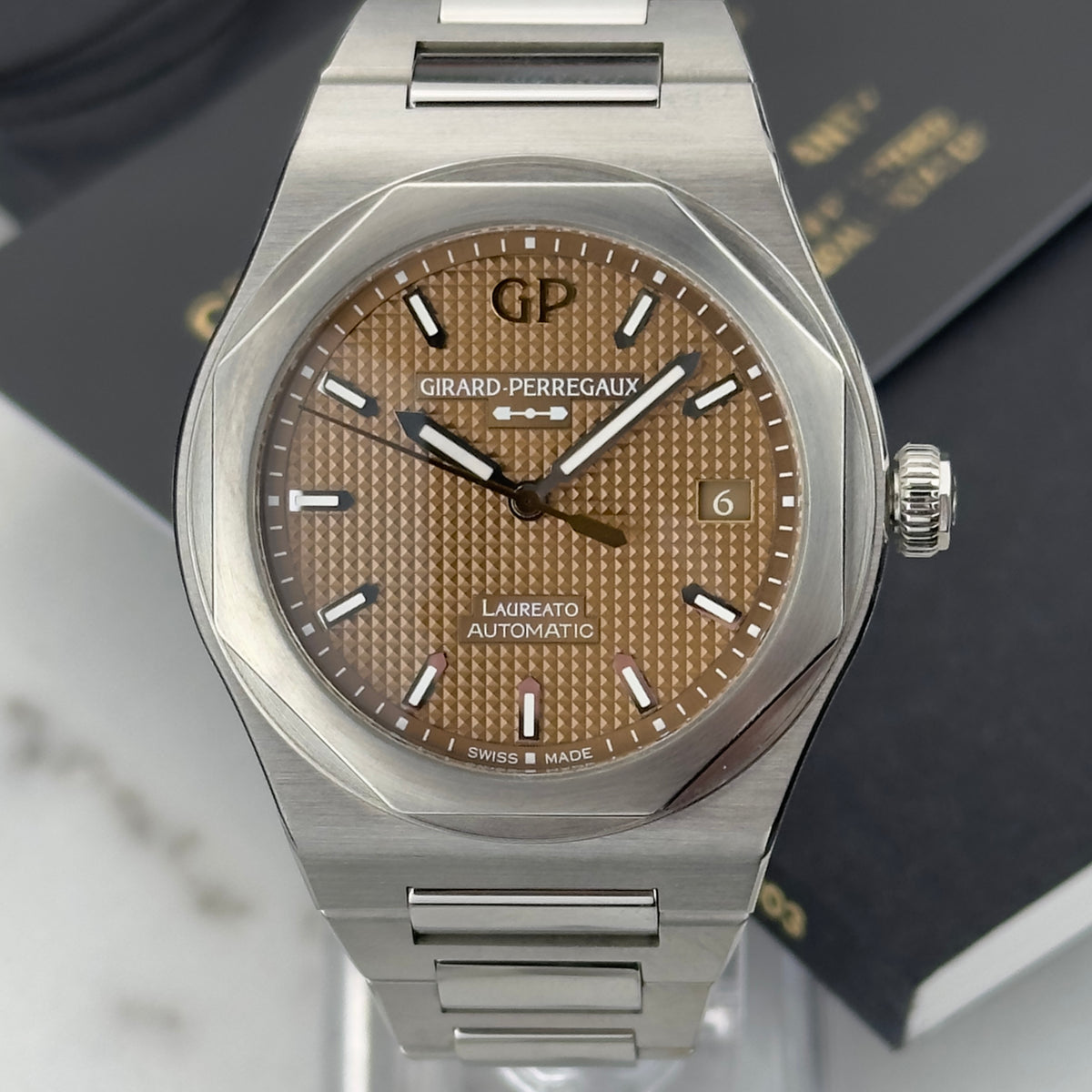 2023 Girard-Perregaux Laureato 38 Copper | 81005-11-3154-1CM | Full Set
