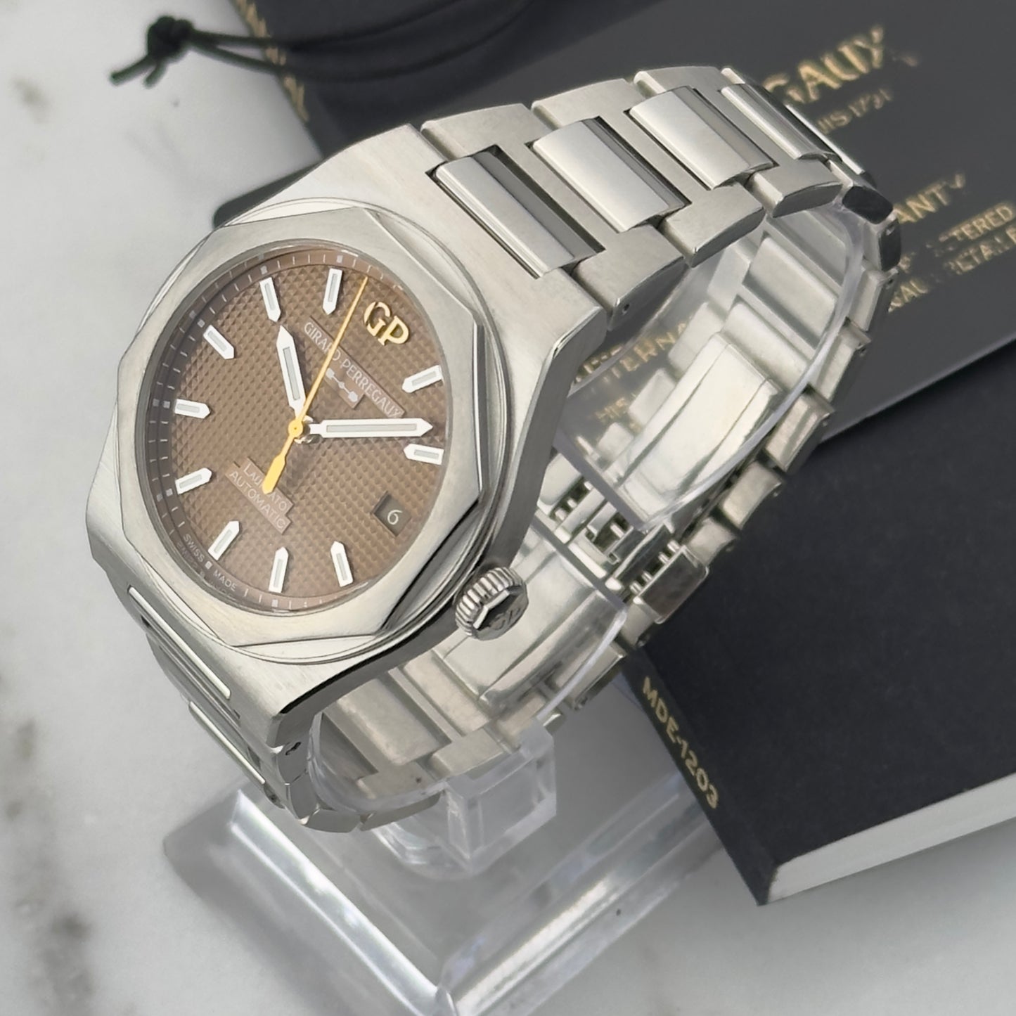 2023 Girard-Perregaux Laureato 38 Copper | 81005-11-3154-1CM | Full Set