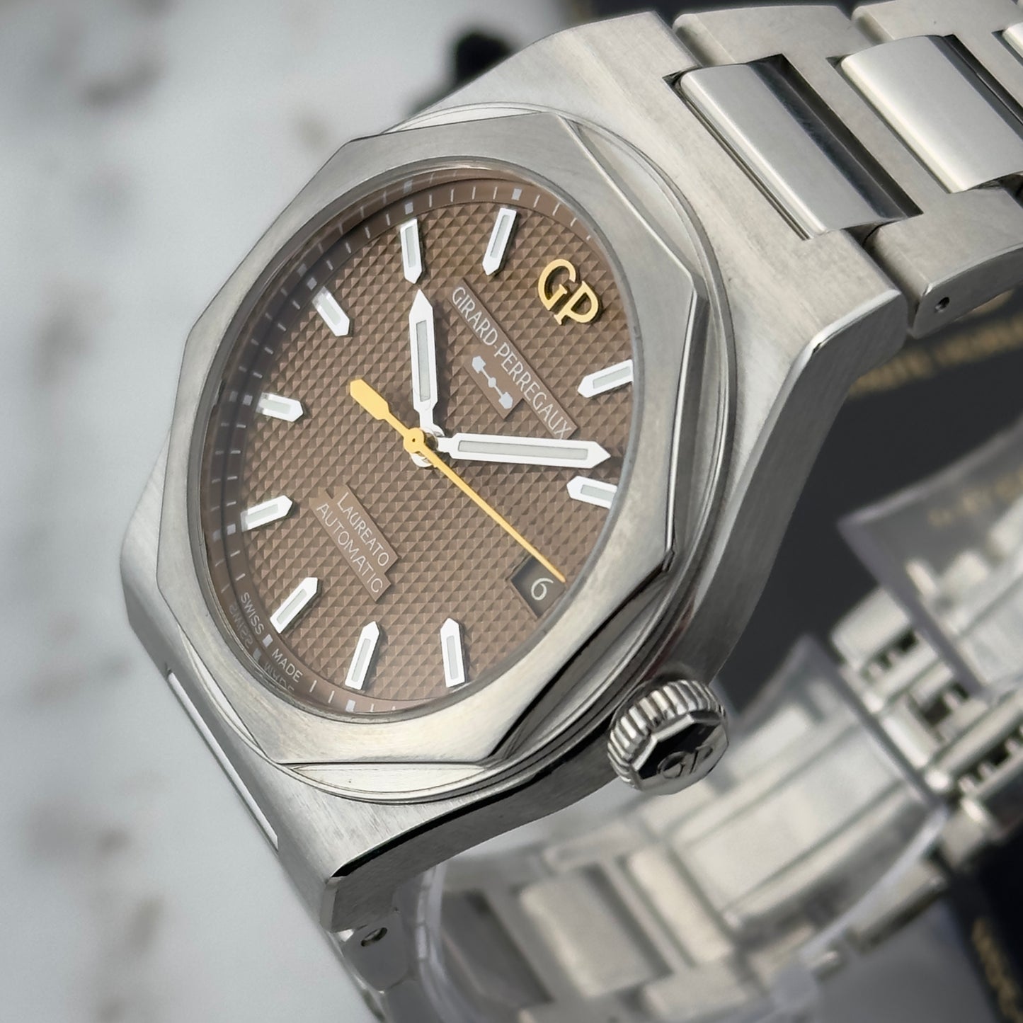 2023 Girard-Perregaux Laureato 38 Copper | 81005-11-3154-1CM | Full Set