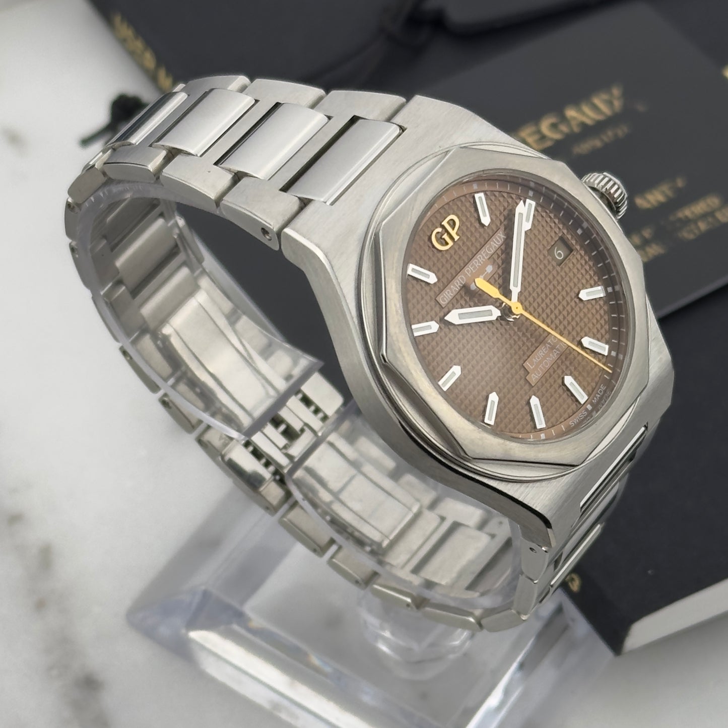 2023 Girard-Perregaux Laureato 38 Copper | 81005-11-3154-1CM | Full Set
