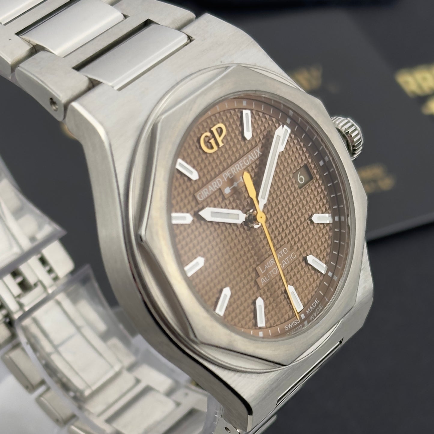 2023 Girard-Perregaux Laureato 38 Copper | 81005-11-3154-1CM | Full Set