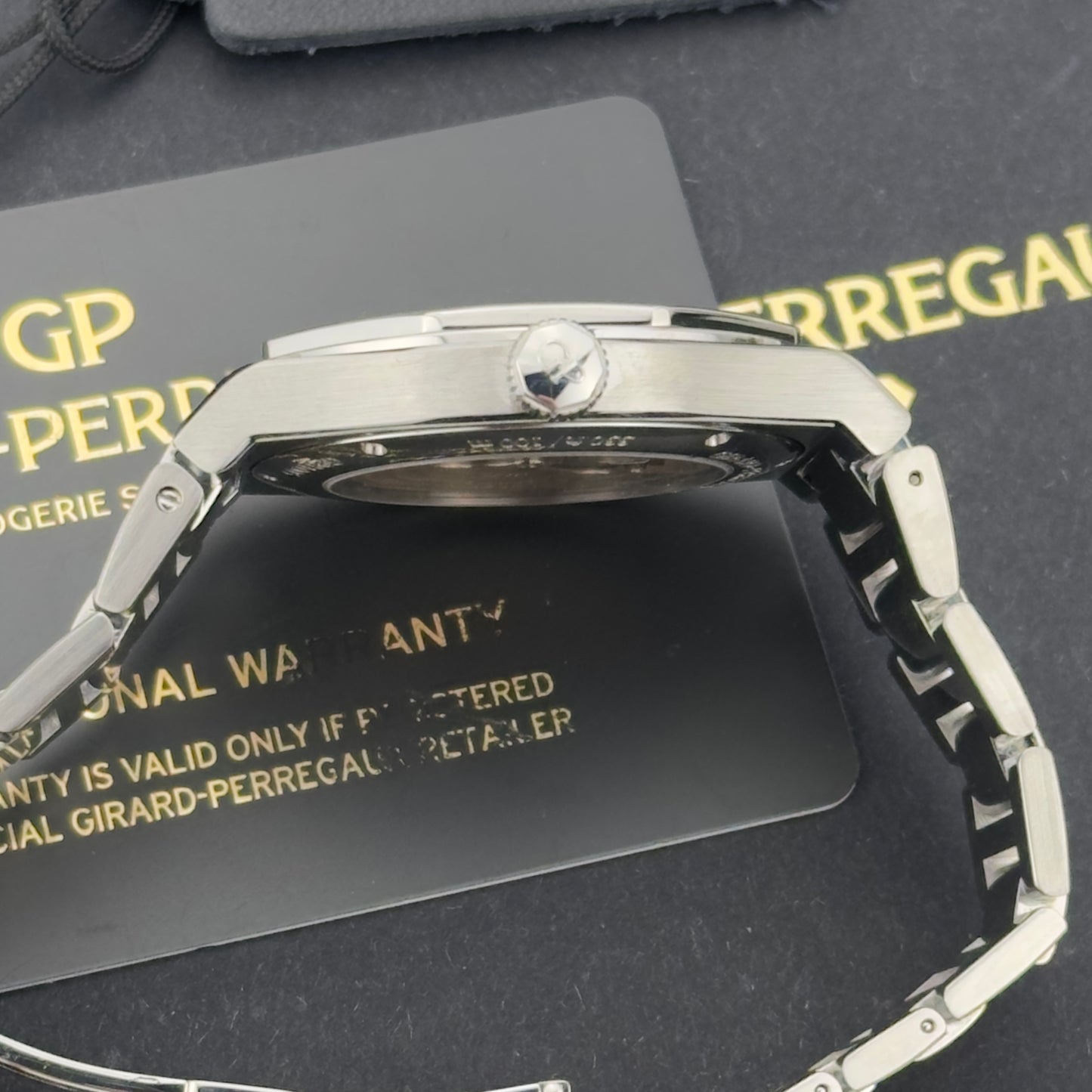 2023 Girard-Perregaux Laureato 38 Copper | 81005-11-3154-1CM | Full Set
