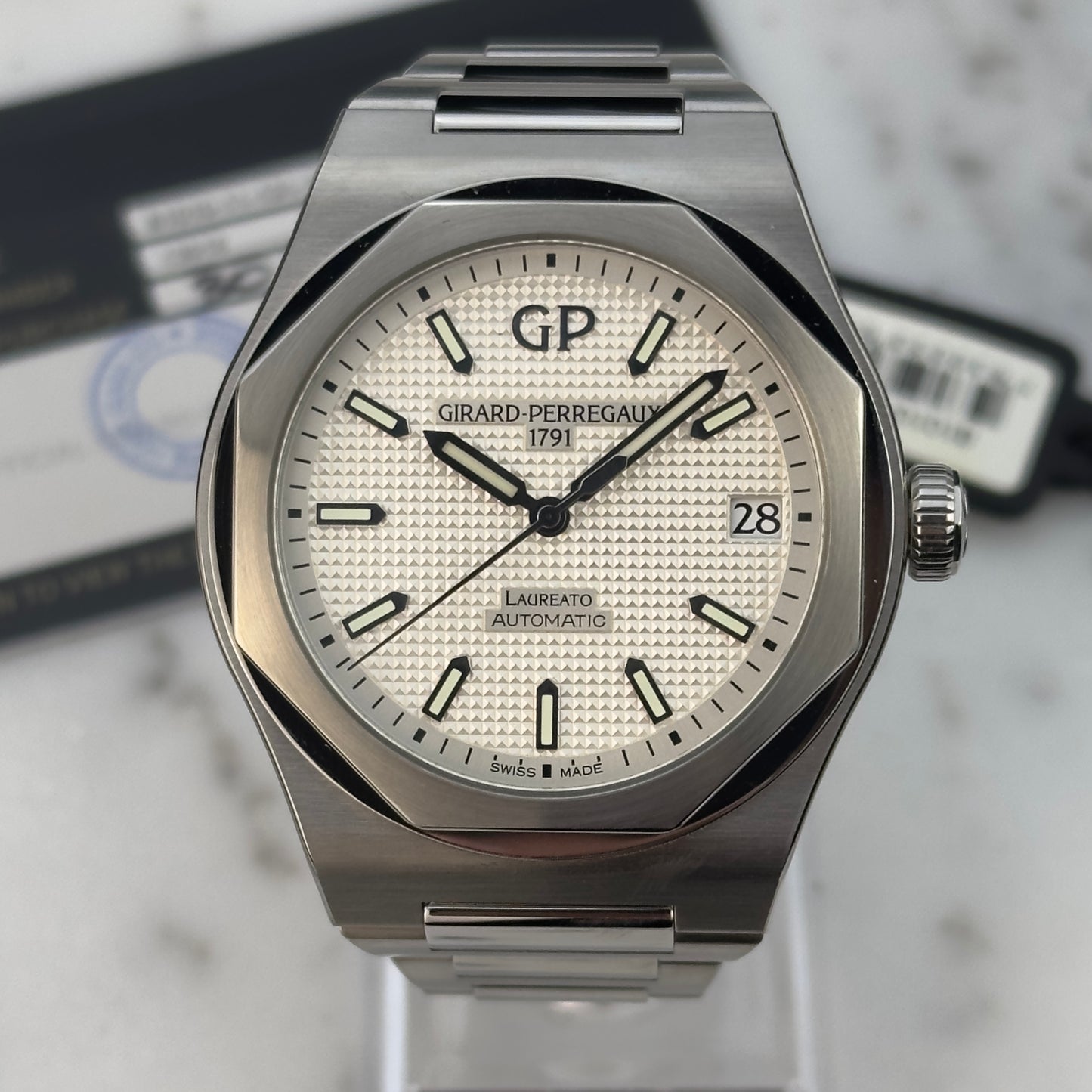 2022 Girard-Perregaux Laureato 42 White | 81010-11-131-11A | Full Set