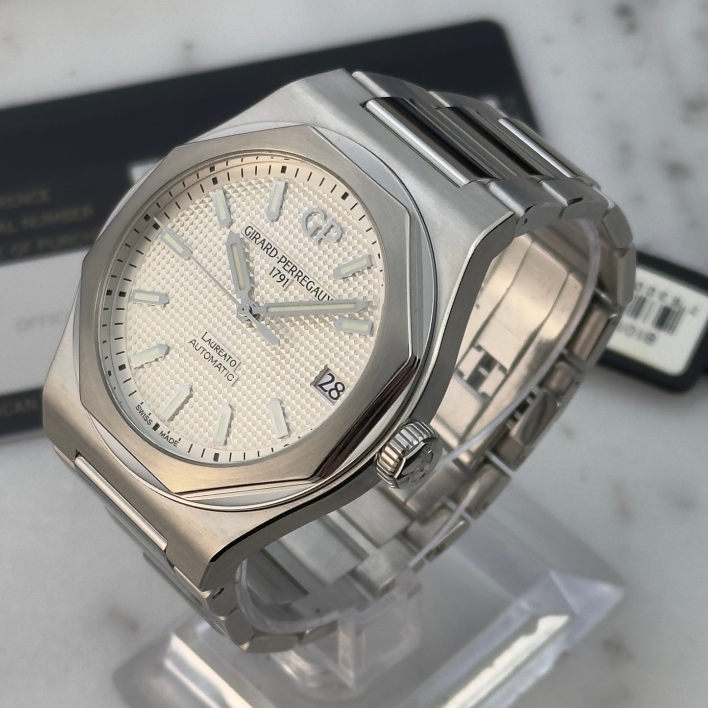2022 Girard-Perregaux Laureato 42 White | 81010-11-131-11A | Full Set