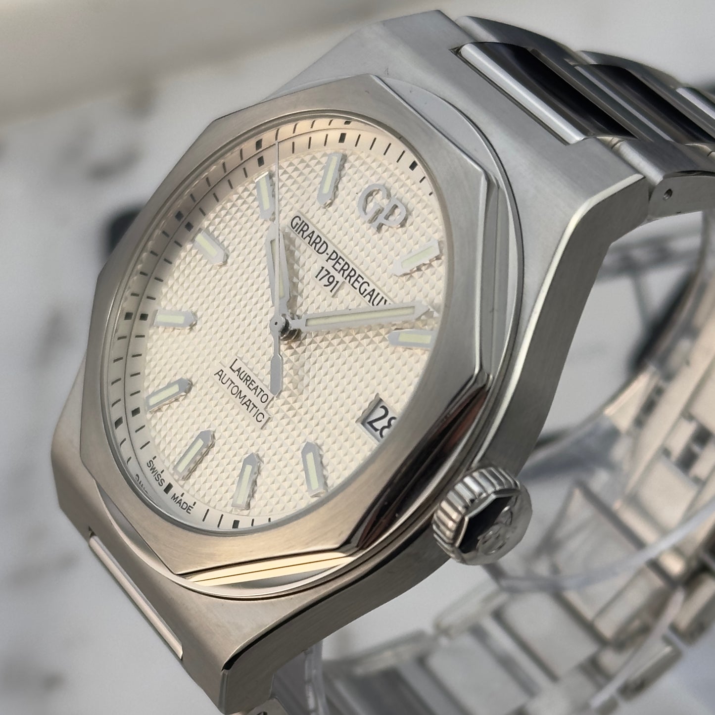 2022 Girard-Perregaux Laureato 42 White | 81010-11-131-11A | Full Set