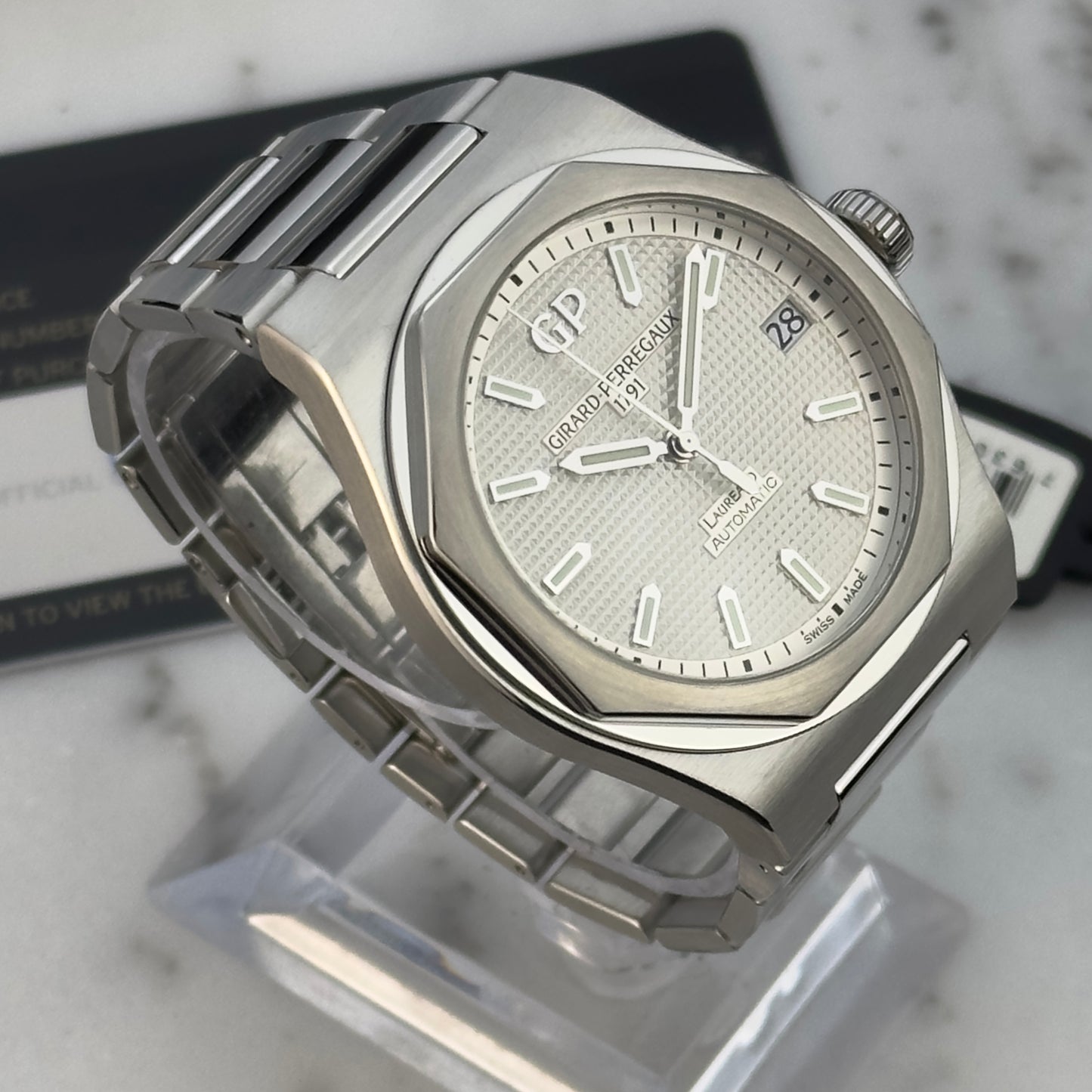 2022 Girard-Perregaux Laureato 42 White | 81010-11-131-11A | Full Set