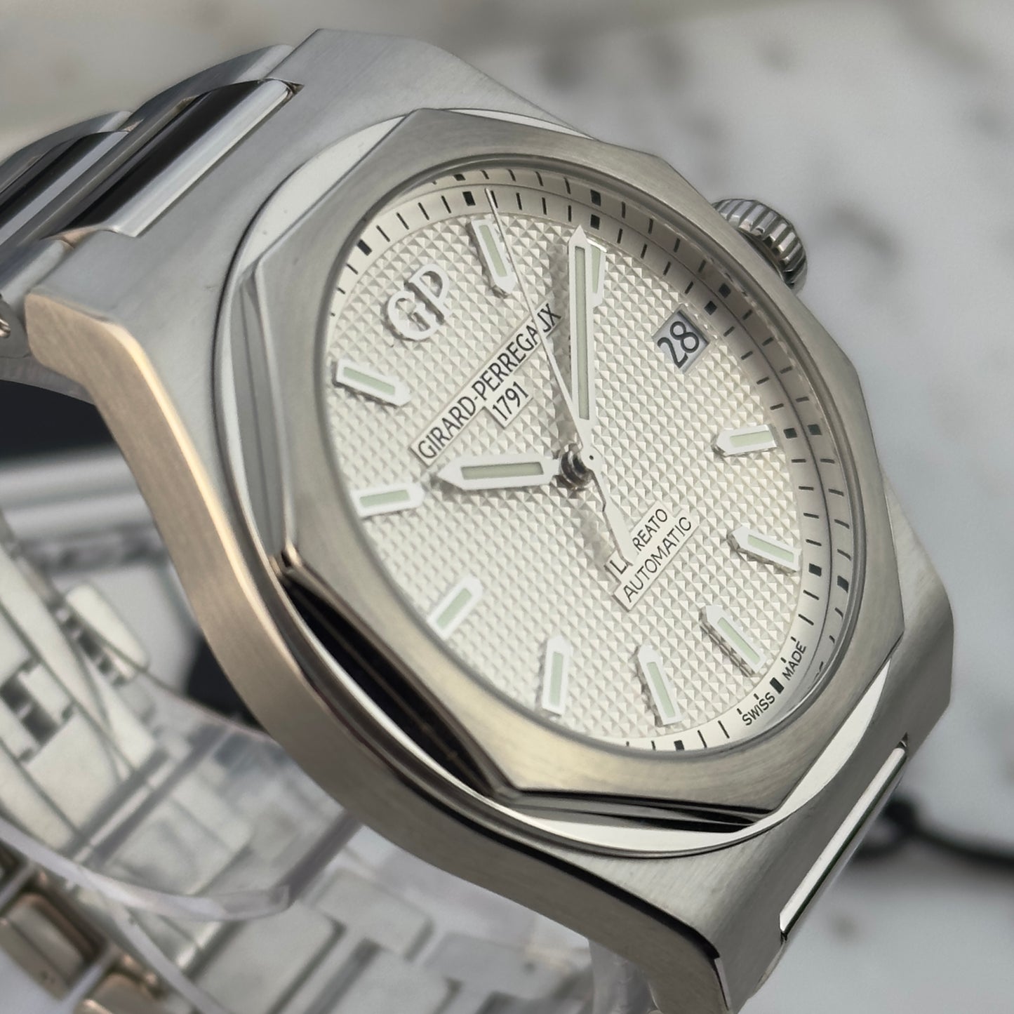 2022 Girard-Perregaux Laureato 42 White | 81010-11-131-11A | Full Set