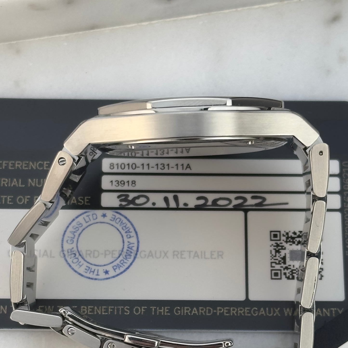 2022 Girard-Perregaux Laureato 42 White | 81010-11-131-11A | Full Set
