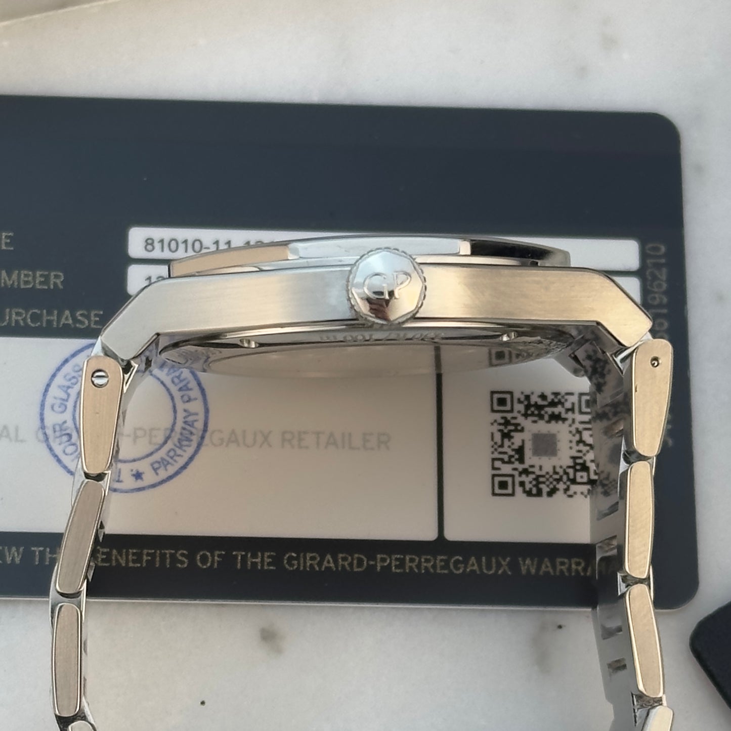 2022 Girard-Perregaux Laureato 42 White | 81010-11-131-11A | Full Set