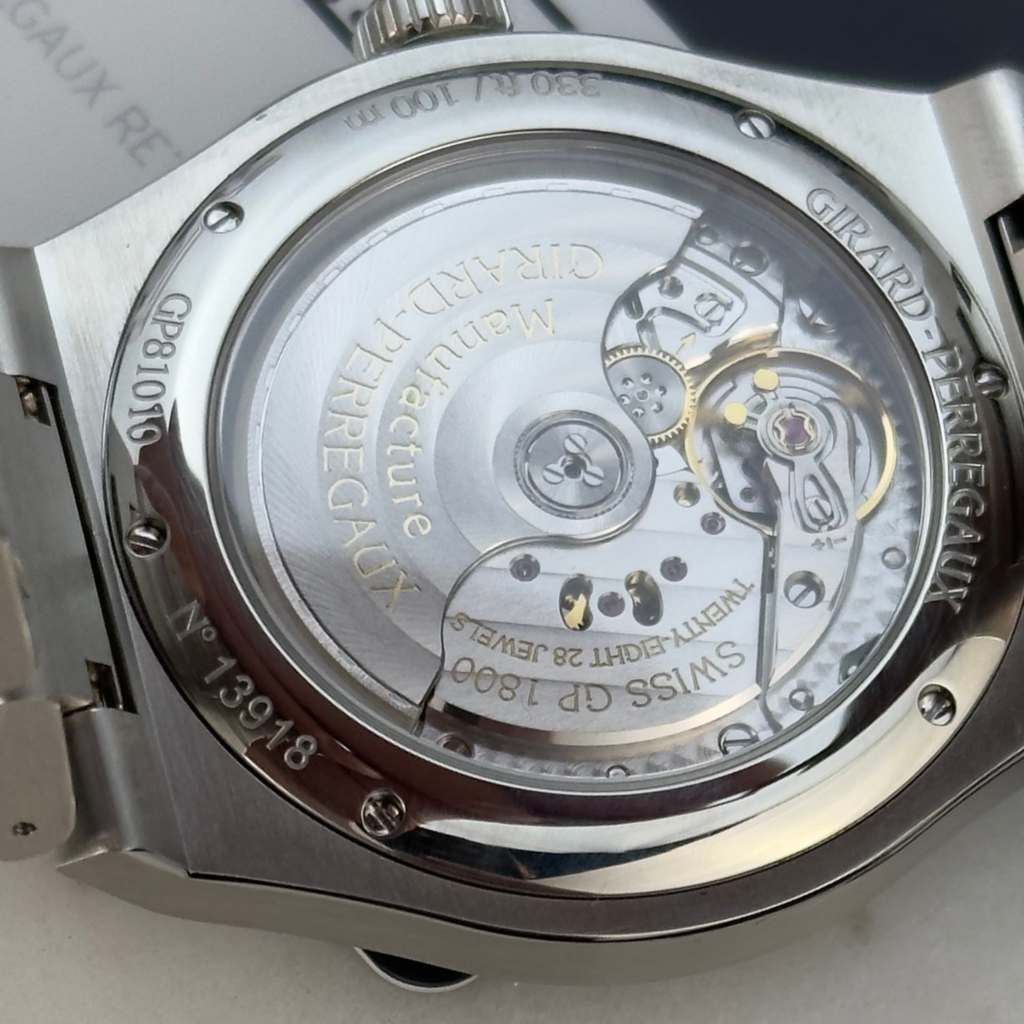 2022 Girard-Perregaux Laureato 42 White | 81010-11-131-11A | Full Set