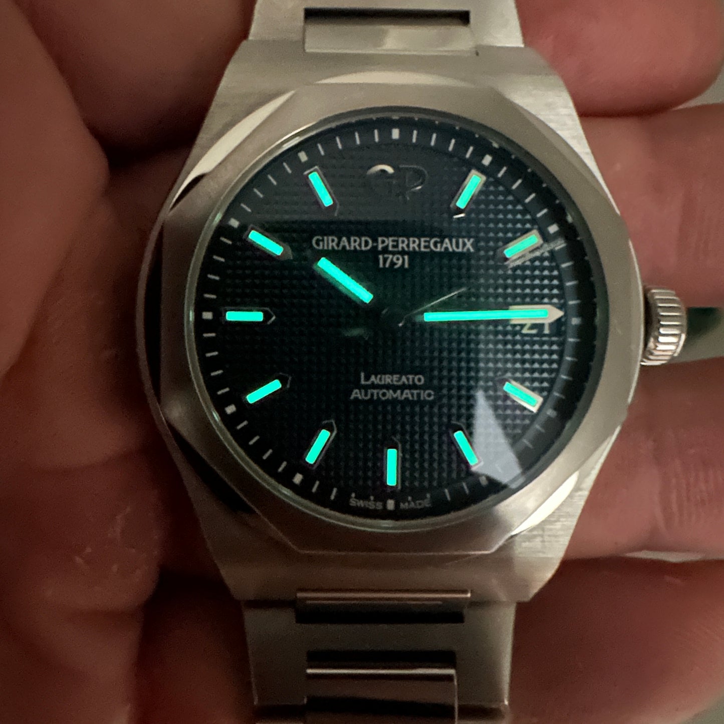 2021 Girard-Perregaux Laureato 81010-11-431-11A Full Set