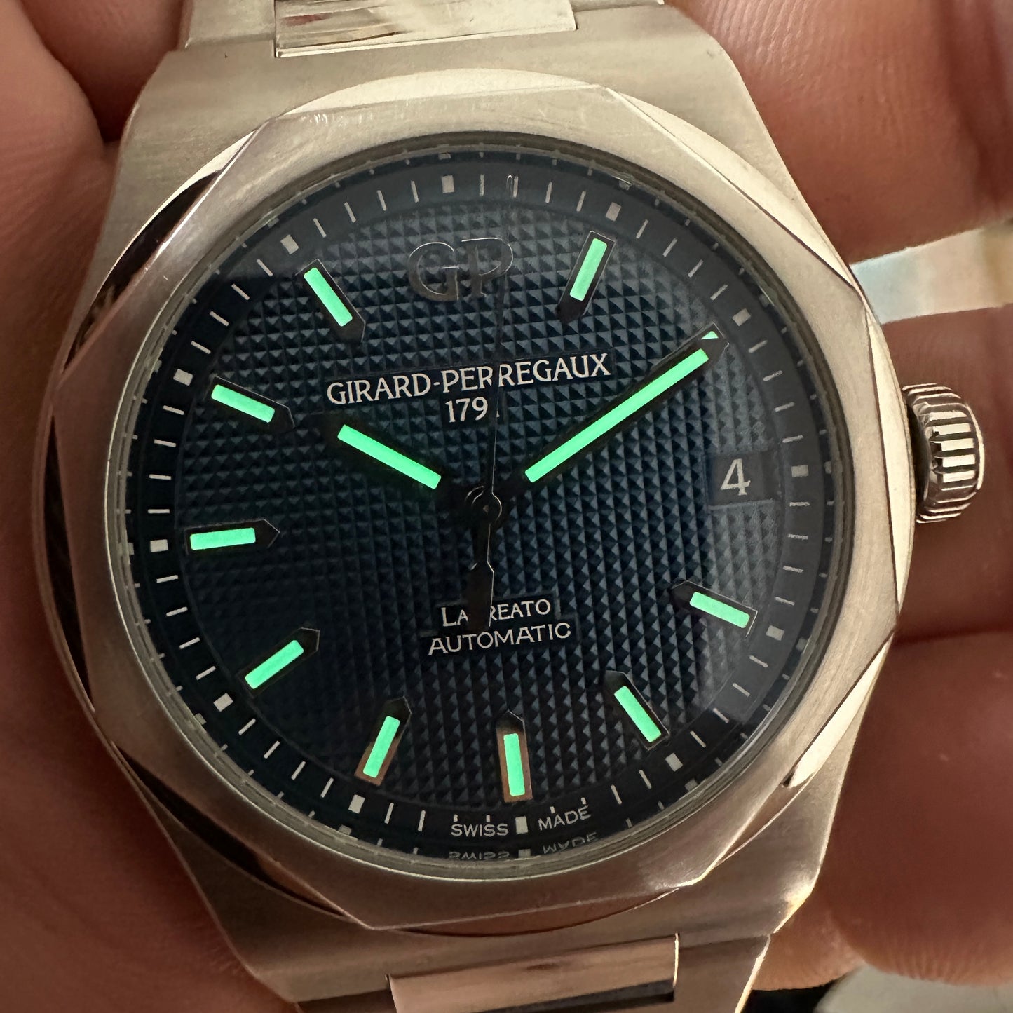 2018 Girard-Perregaux Laureato | 81010-11-431-11A | Full Set