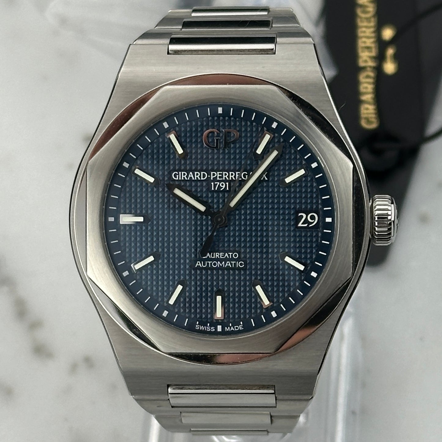 2022 Girard-Perregaux Laureato | 81010-11-431-11A | Box and Papers