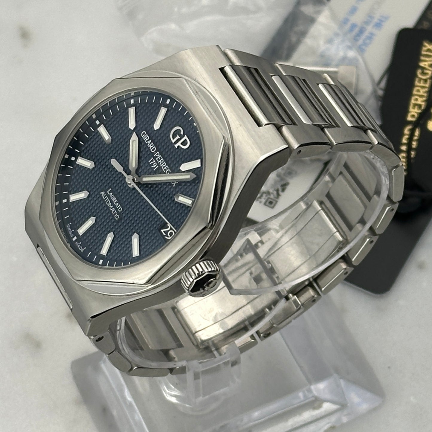 2022 Girard-Perregaux Laureato | 81010-11-431-11A | Box and Papers