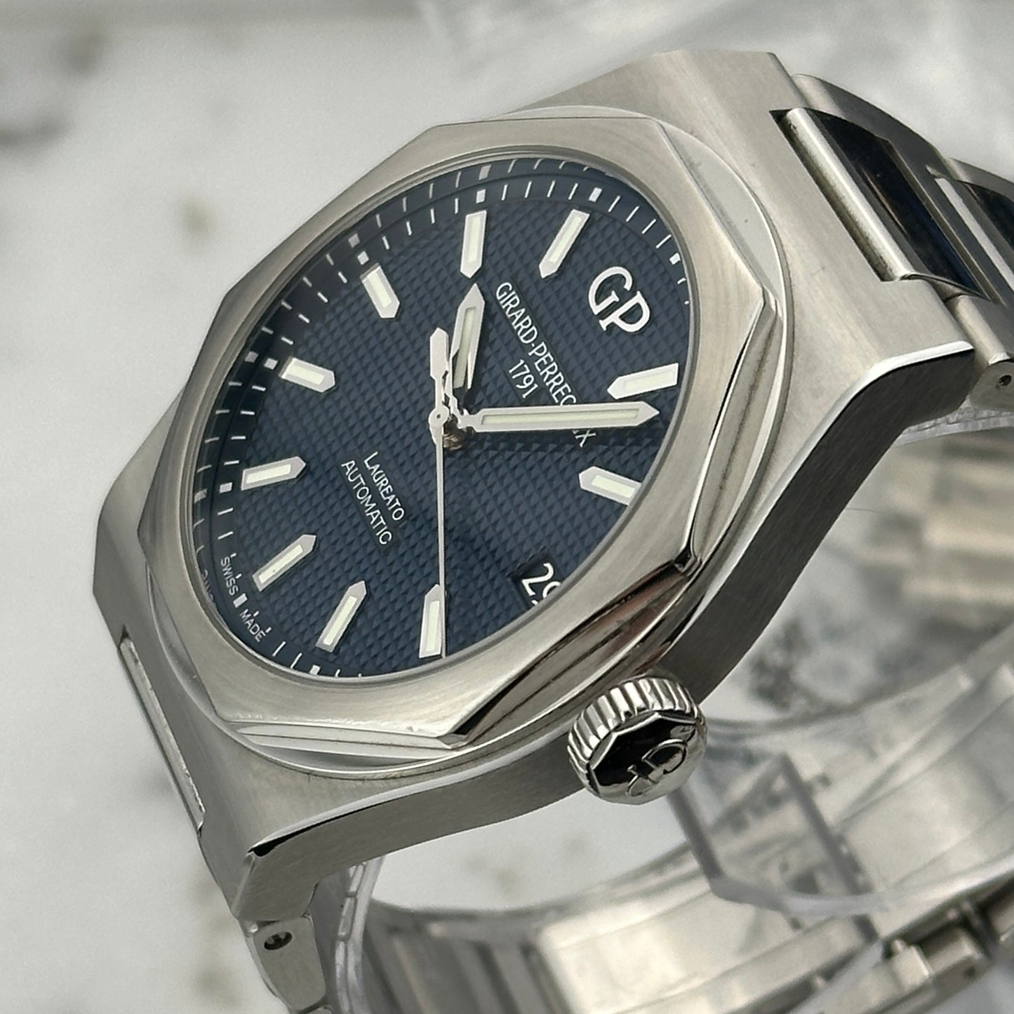 2022 Girard-Perregaux Laureato | 81010-11-431-11A | Box and Papers