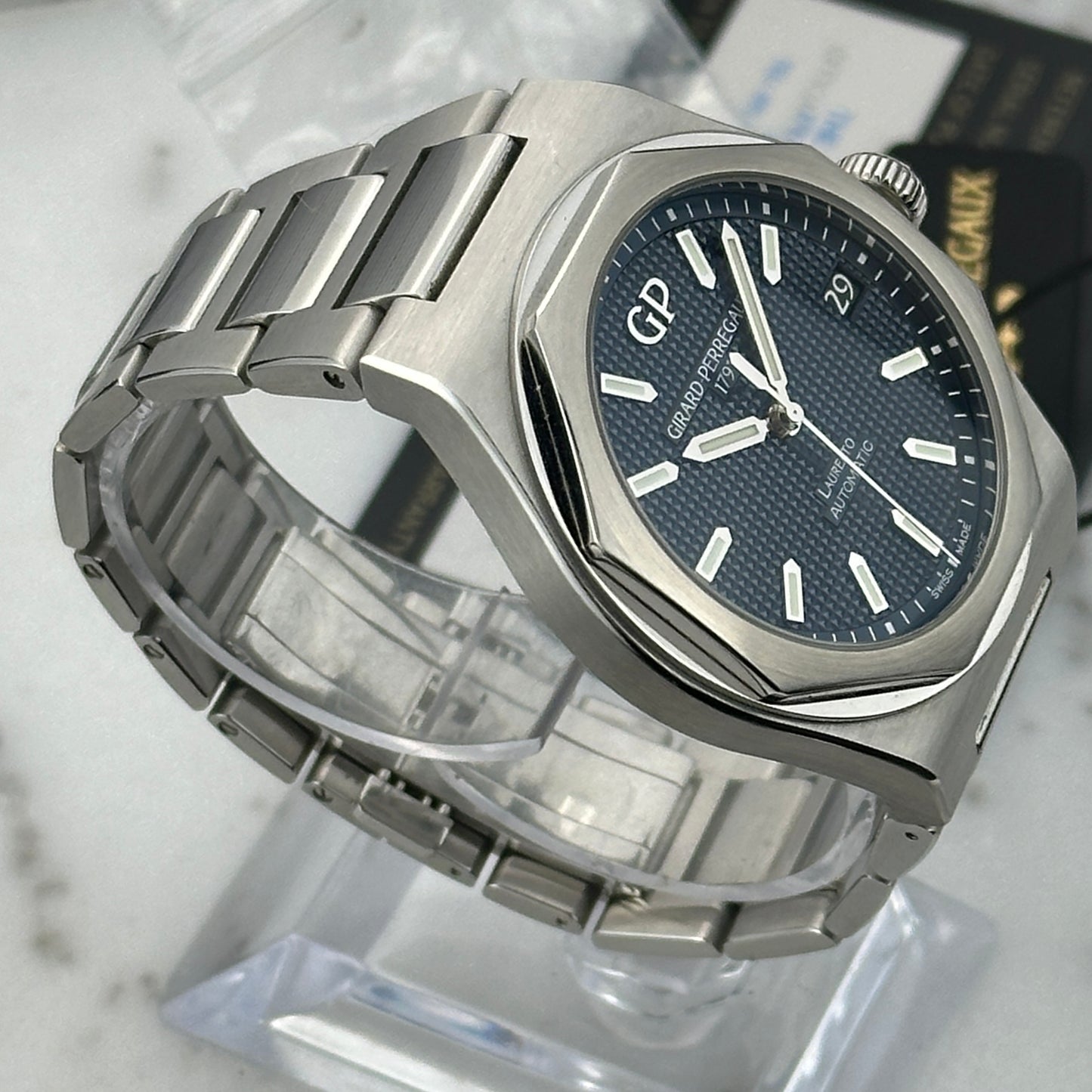 2022 Girard-Perregaux Laureato | 81010-11-431-11A | Box and Papers