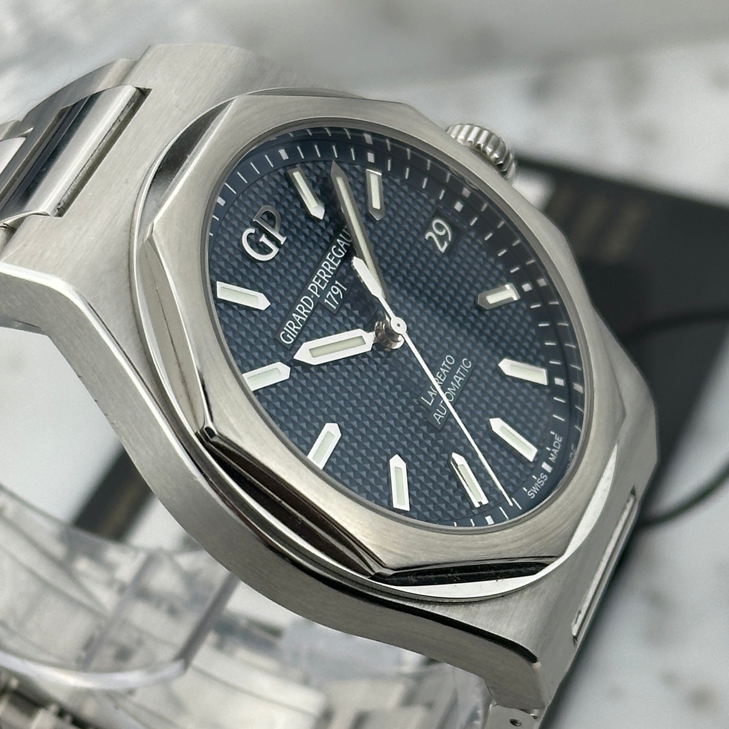 2022 Girard-Perregaux Laureato | 81010-11-431-11A | Box and Papers