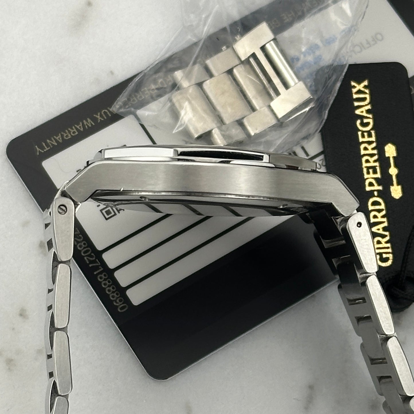 2022 Girard-Perregaux Laureato | 81010-11-431-11A | Box and Papers