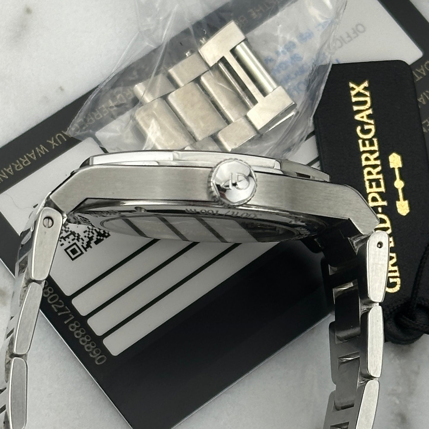 2022 Girard-Perregaux Laureato | 81010-11-431-11A | Box and Papers