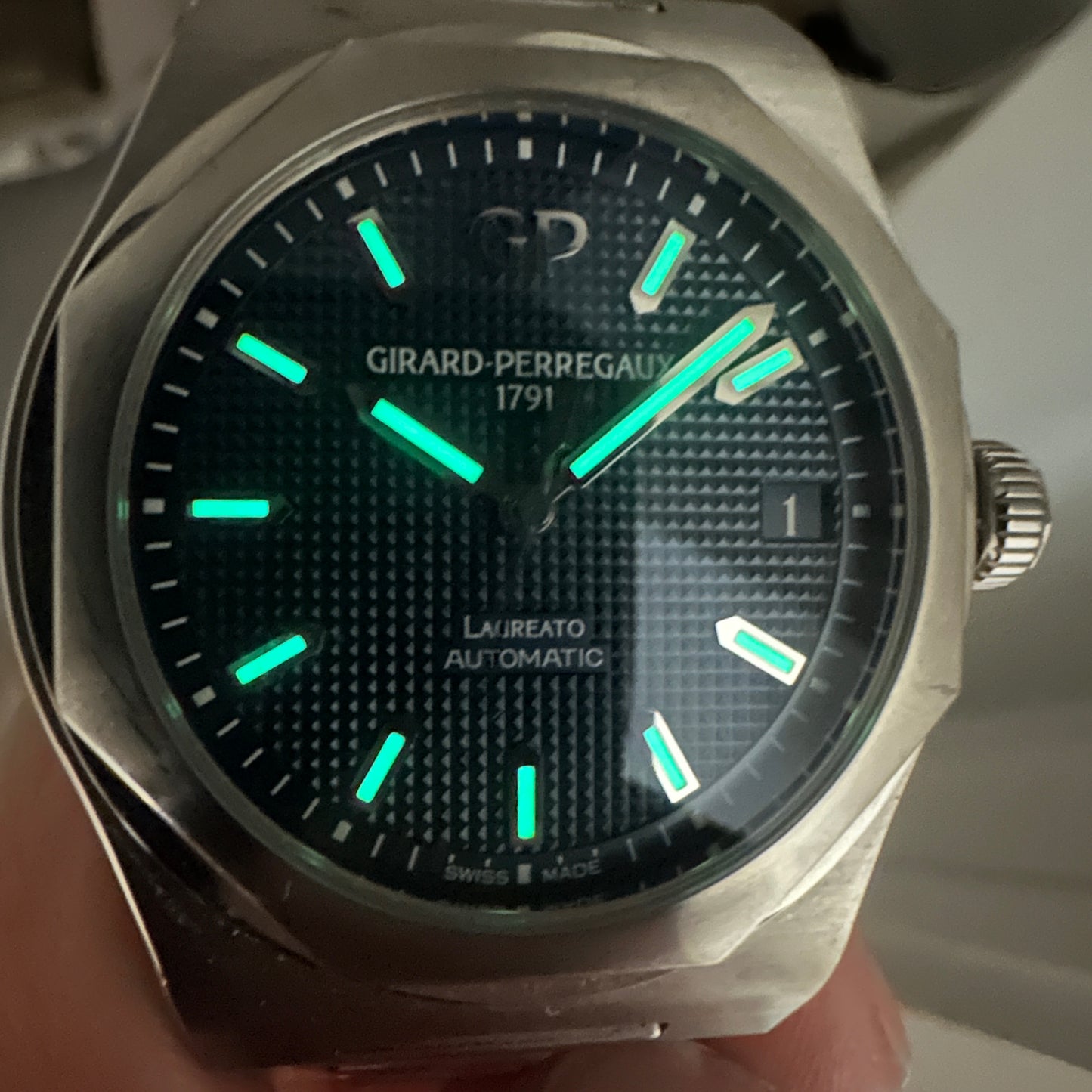 2024 Girard-Perregaux Laureato | 81010-11-431-11A | Full Set