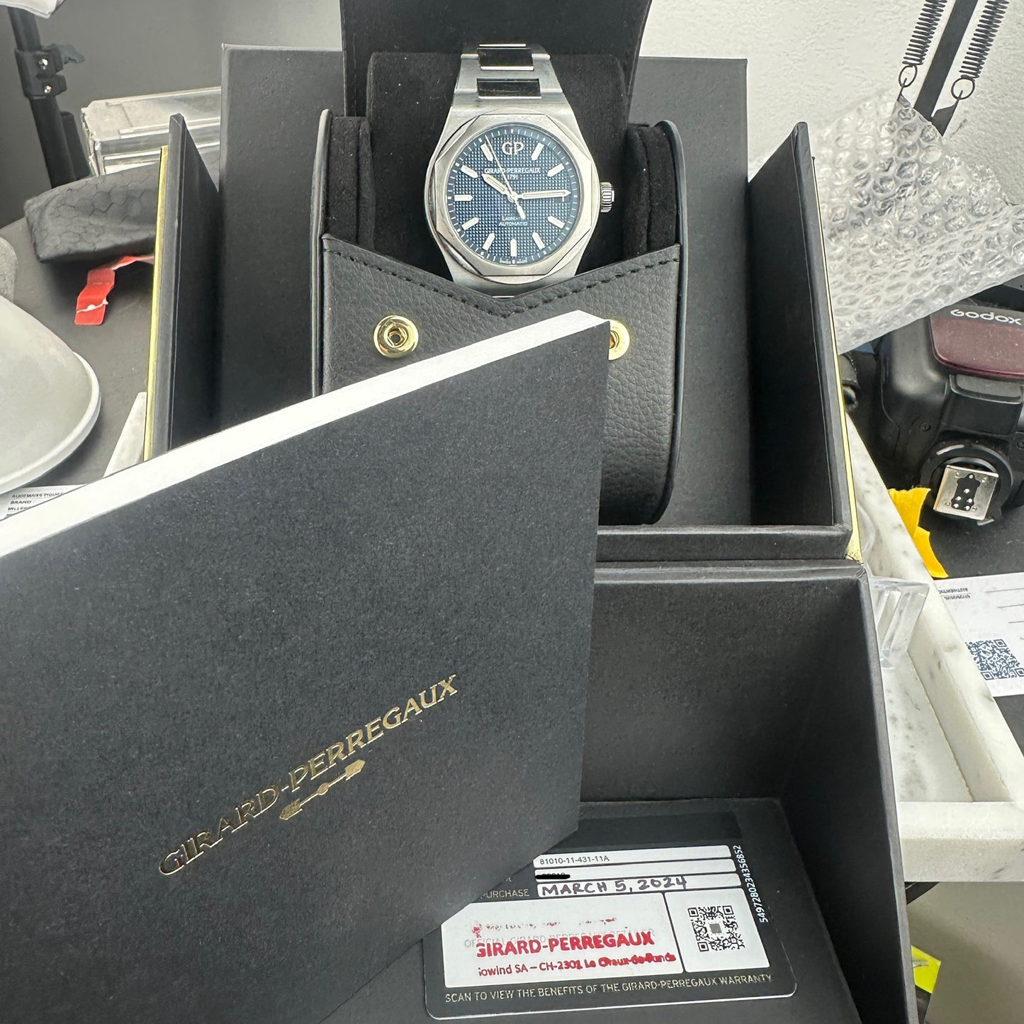 2024 Girard-Perregaux Laureato | 81010-11-431-11A | Full Set