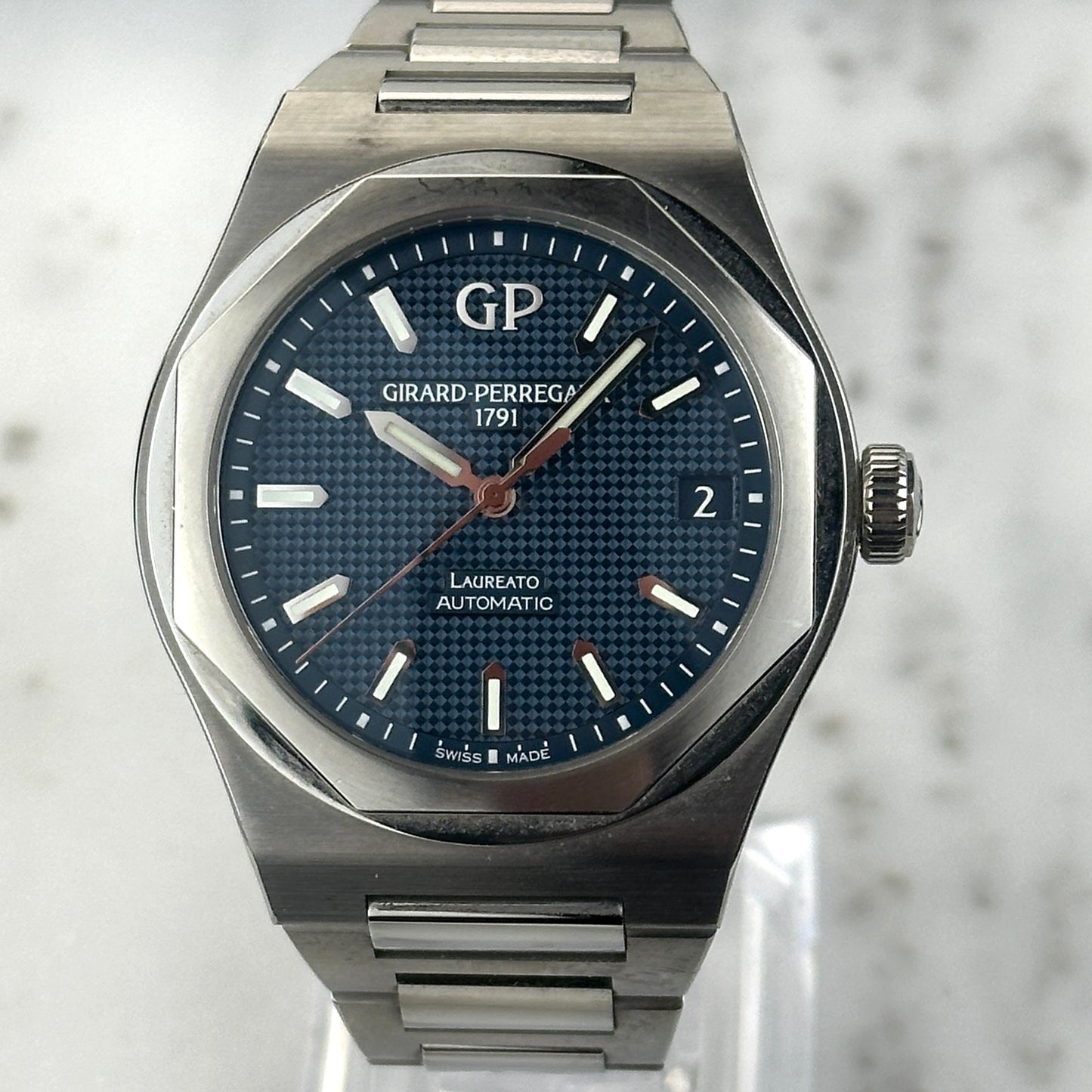 2024 Girard-Perregaux Laureato | 81010-11-431-11A | Full Set