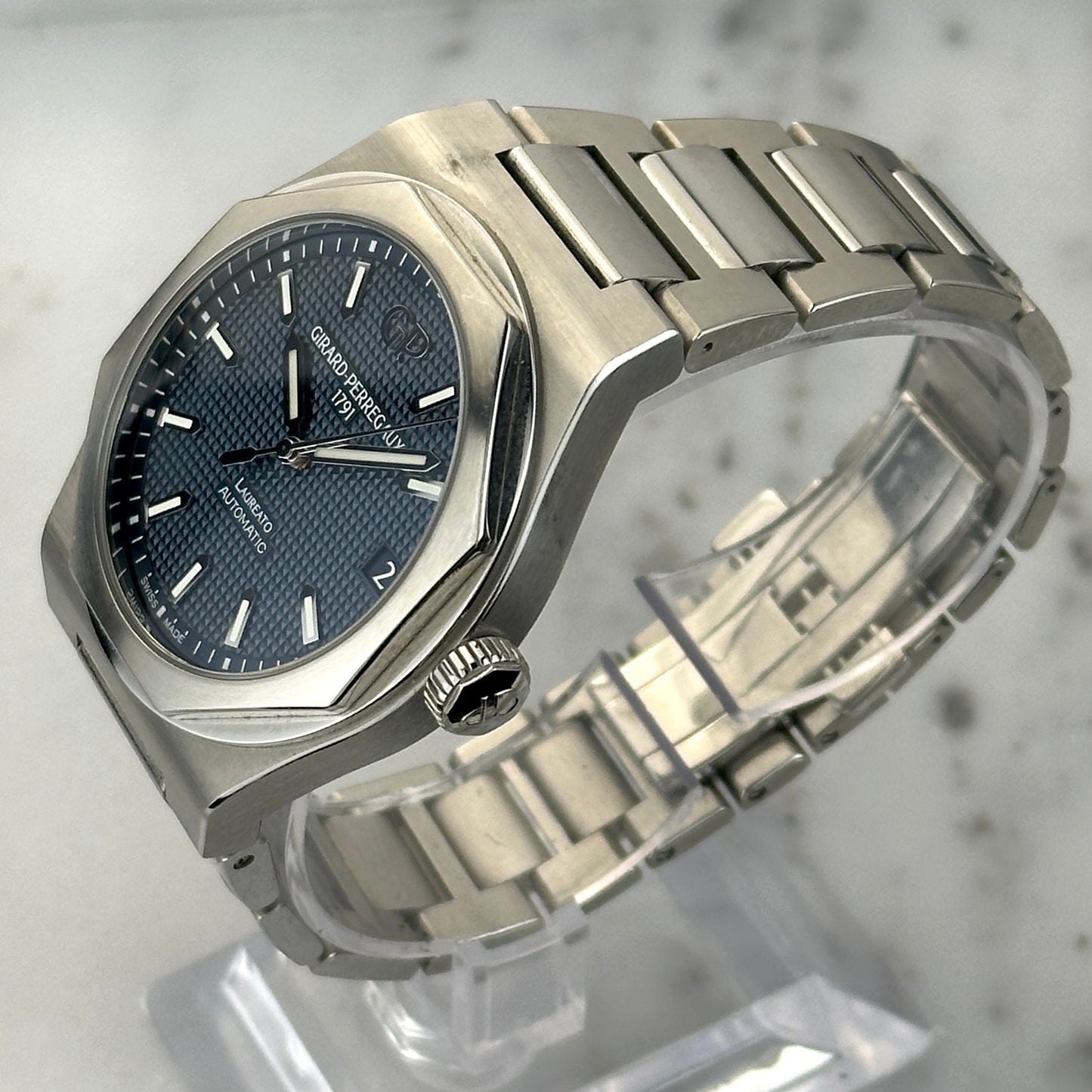 2024 Girard-Perregaux Laureato | 81010-11-431-11A | Full Set