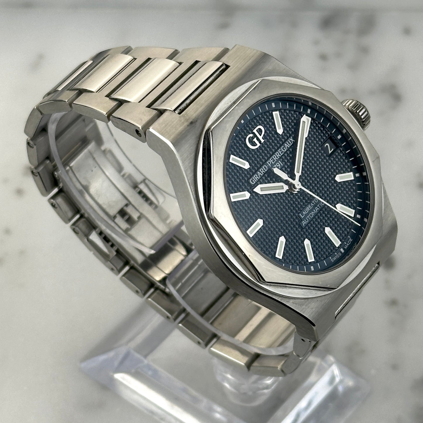 2024 Girard-Perregaux Laureato | 81010-11-431-11A | Full Set