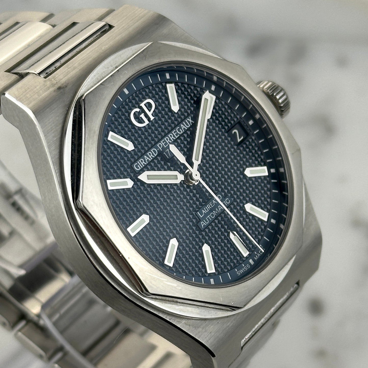 2024 Girard-Perregaux Laureato | 81010-11-431-11A | Full Set
