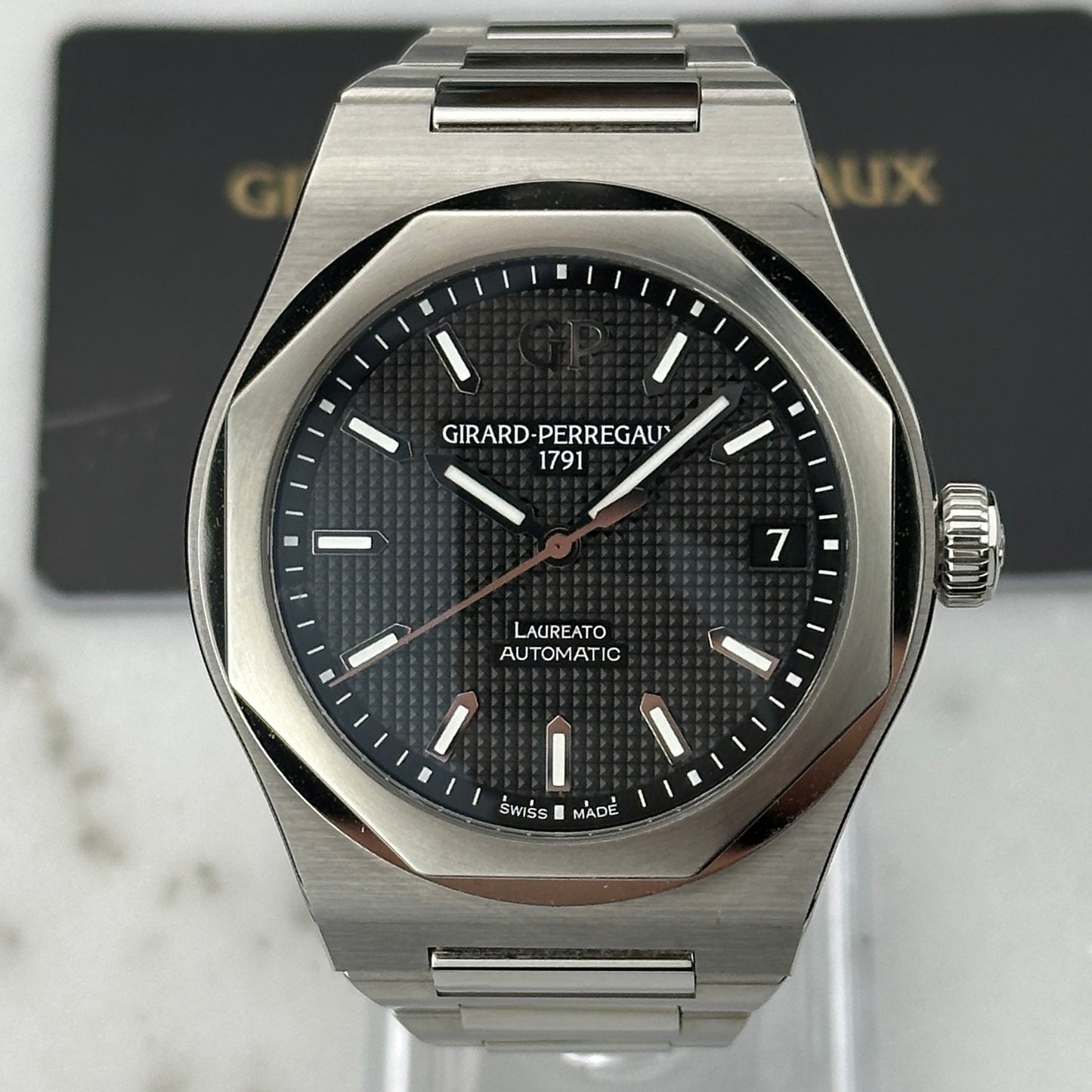 2025 Girard-Perregaux Laureato | 81010-11-634-11A | Box and Papers