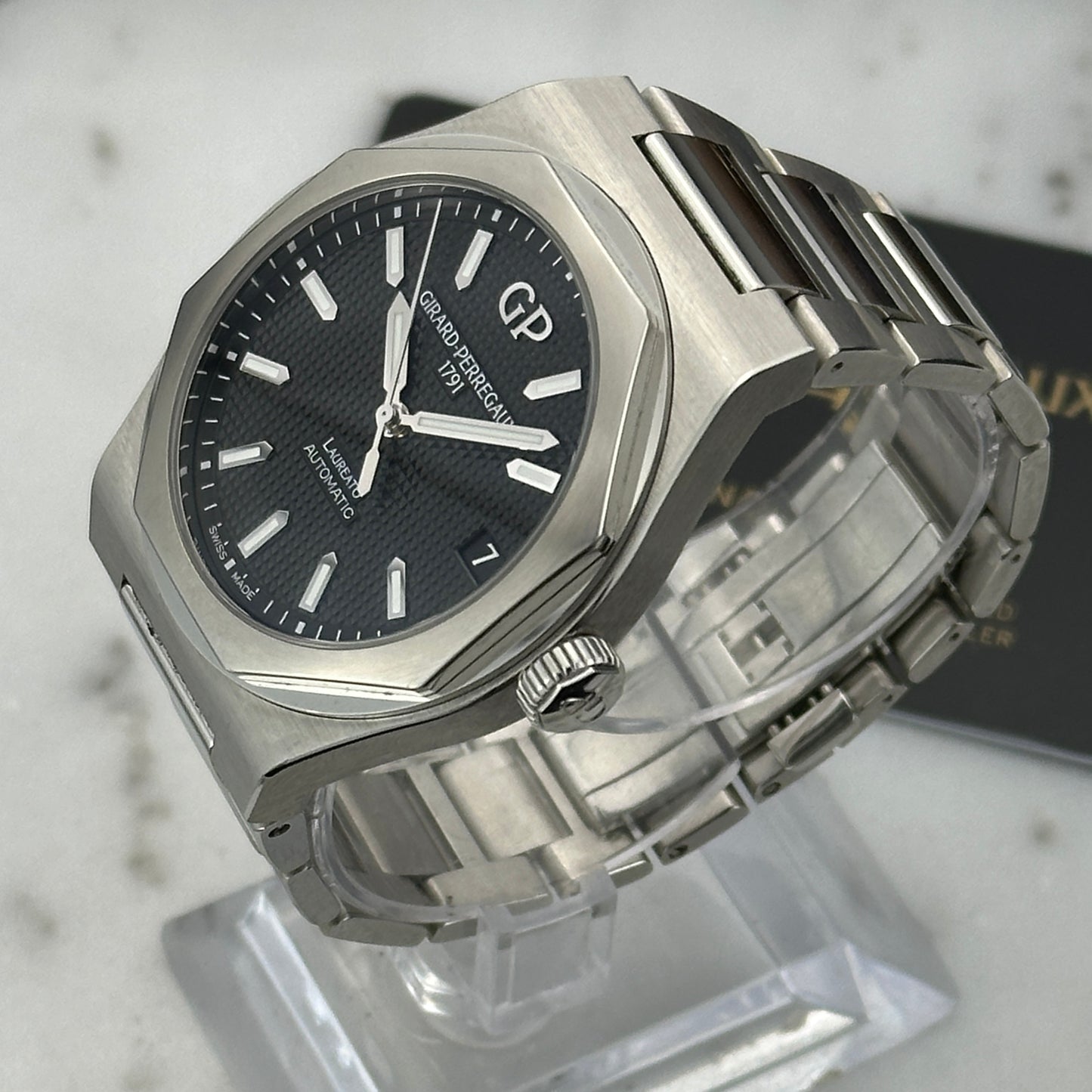 2025 Girard-Perregaux Laureato | 81010-11-634-11A | Box and Papers