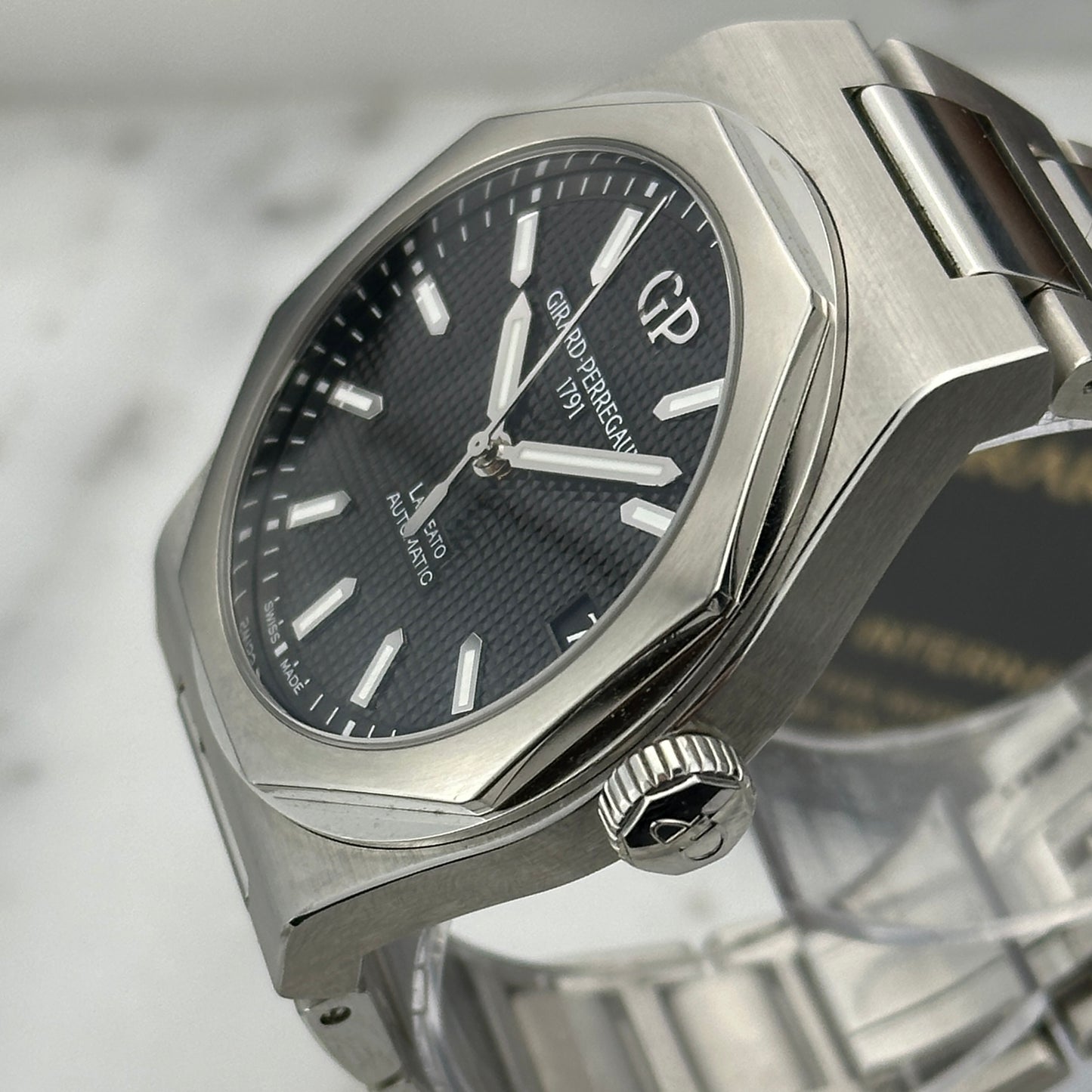 2025 Girard-Perregaux Laureato | 81010-11-634-11A | Box and Papers
