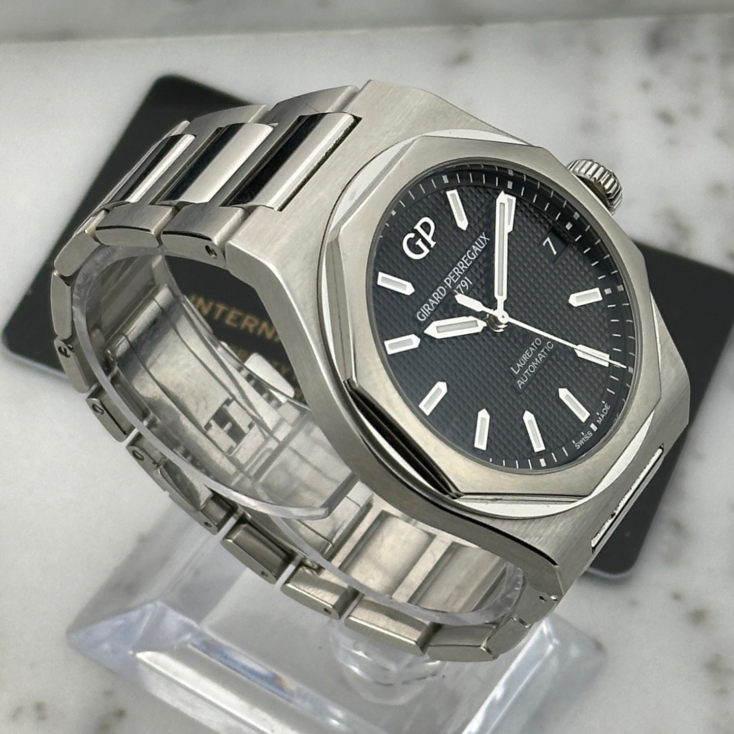 2025 Girard-Perregaux Laureato | 81010-11-634-11A | Box and Papers