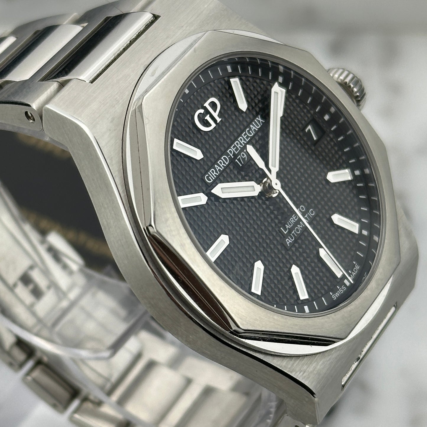 2025 Girard-Perregaux Laureato | 81010-11-634-11A | Box and Papers