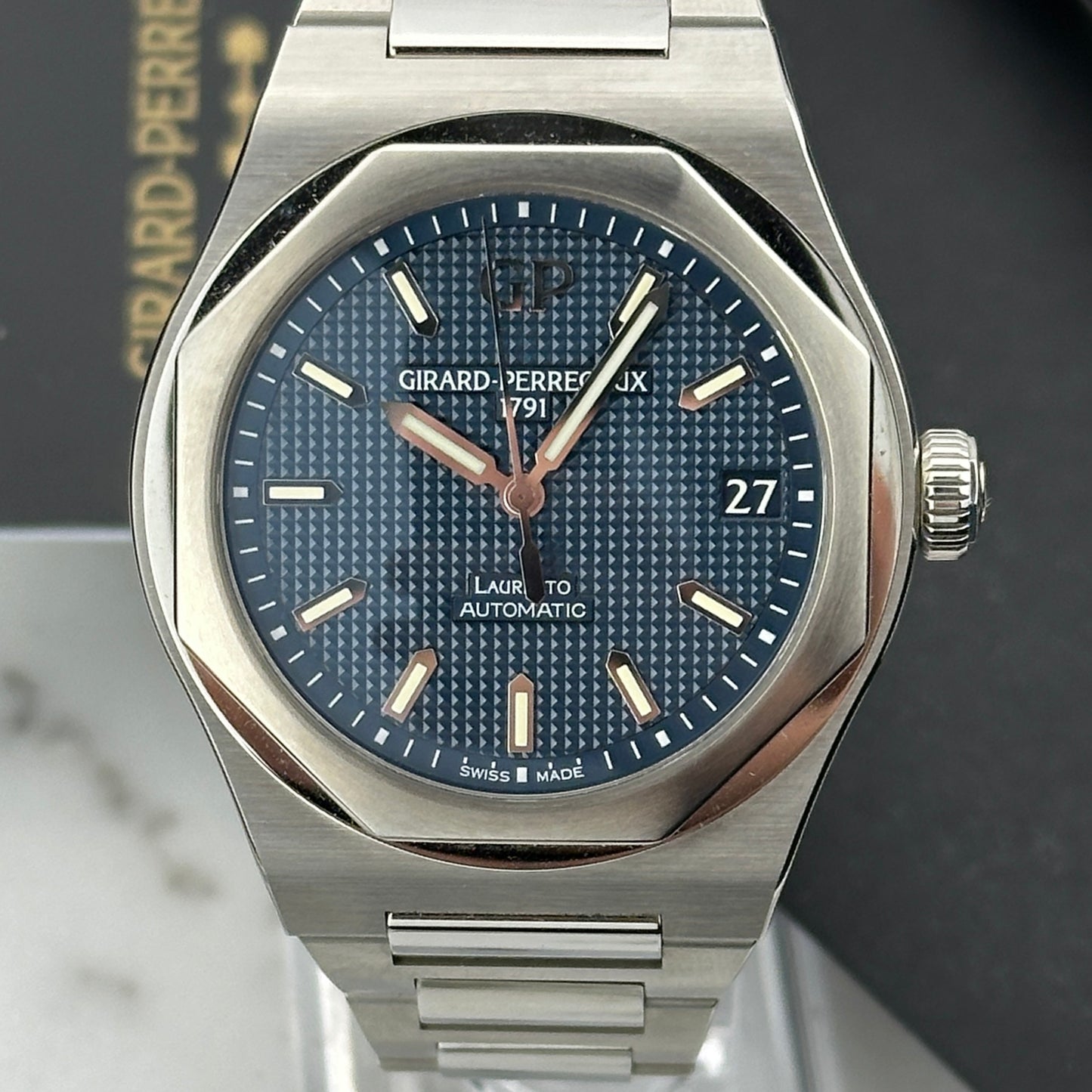 2025 Girard-Perregaux Laureato 42 Blue | 81010-11-431-11A | Full set + leather strap
