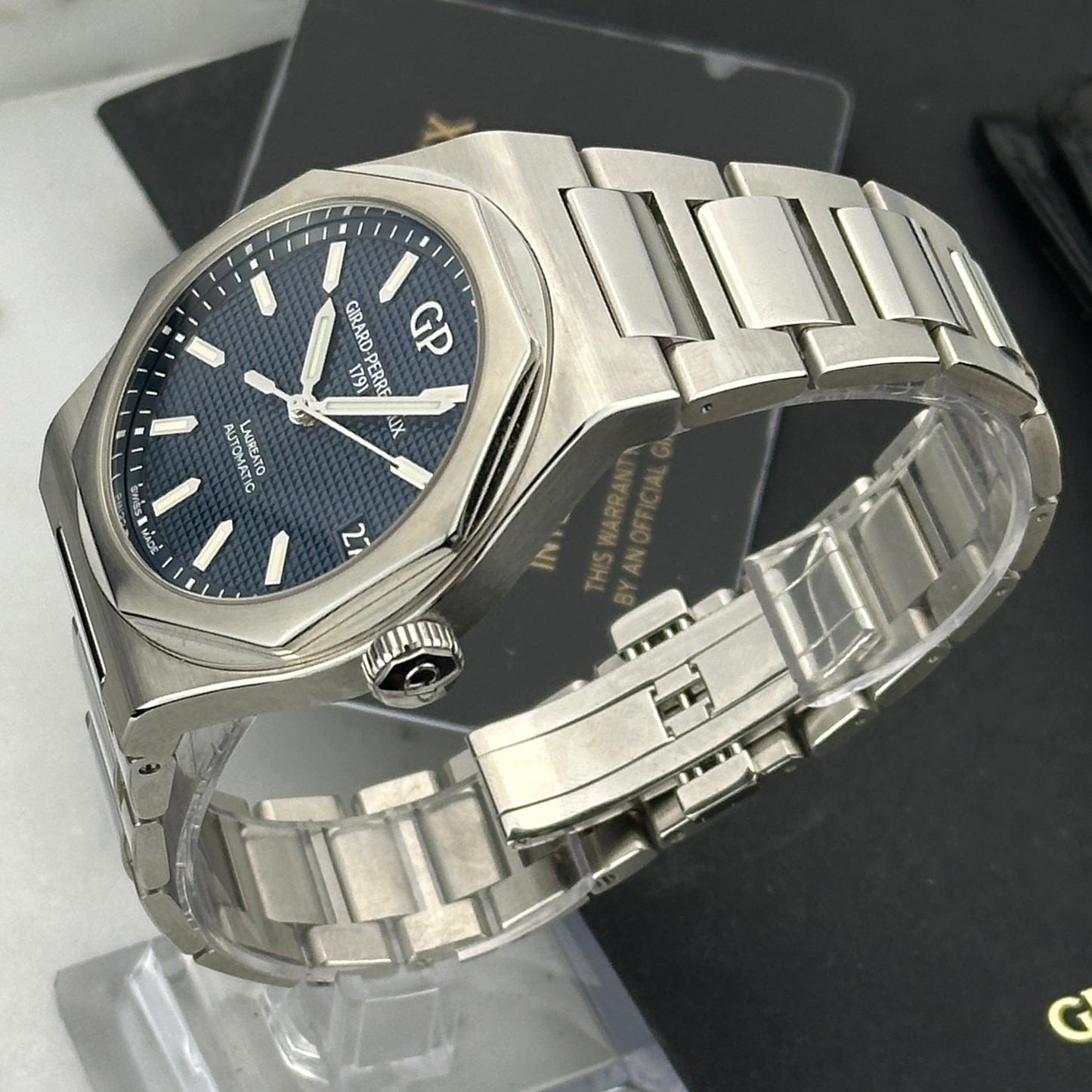 2025 Girard-Perregaux Laureato 42 Blue | 81010-11-431-11A | Full set + leather strap