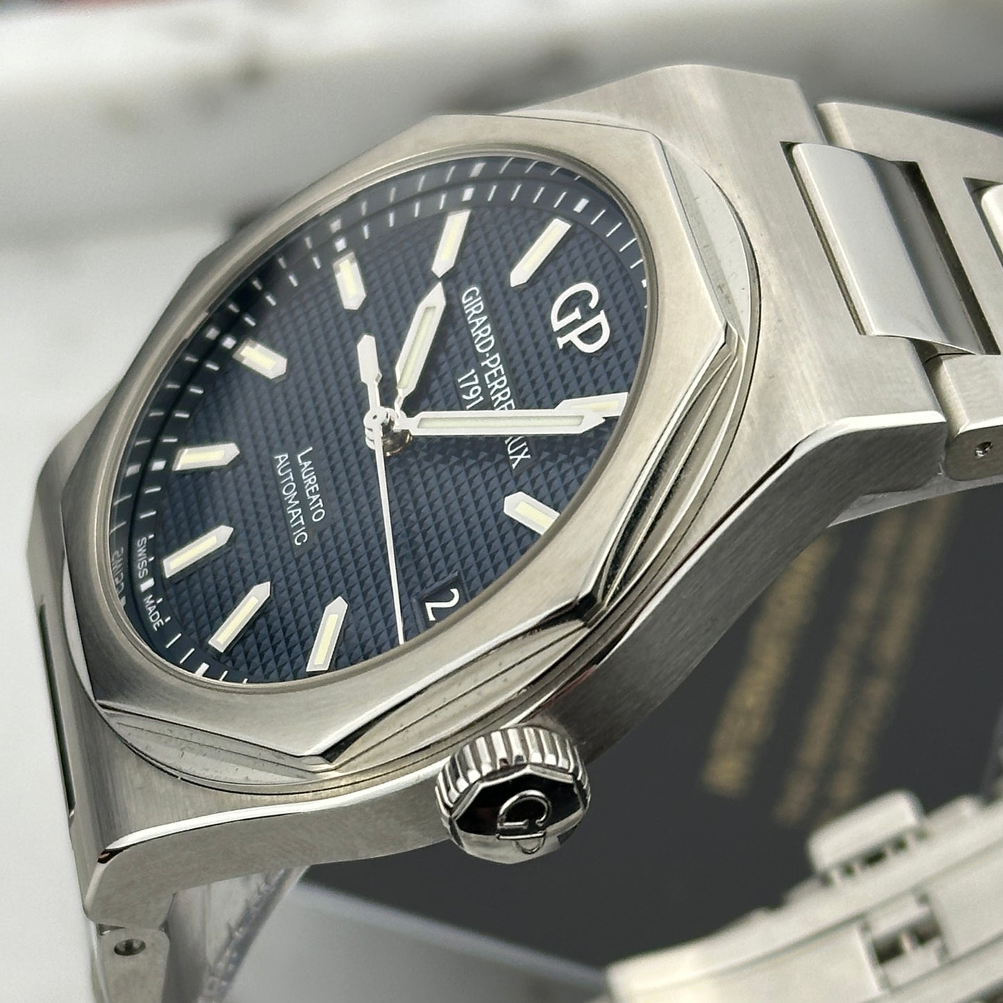 2025 Girard-Perregaux Laureato 42 Blue | 81010-11-431-11A | Full set + leather strap