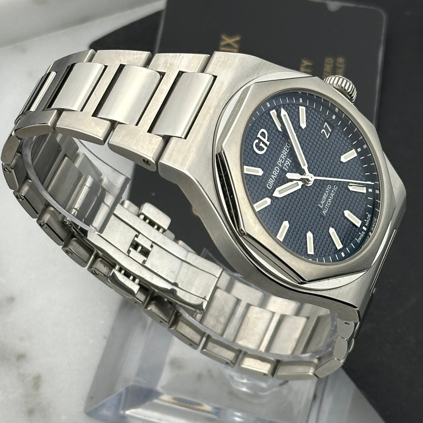 2025 Girard-Perregaux Laureato 42 Blue | 81010-11-431-11A | Full set + leather strap