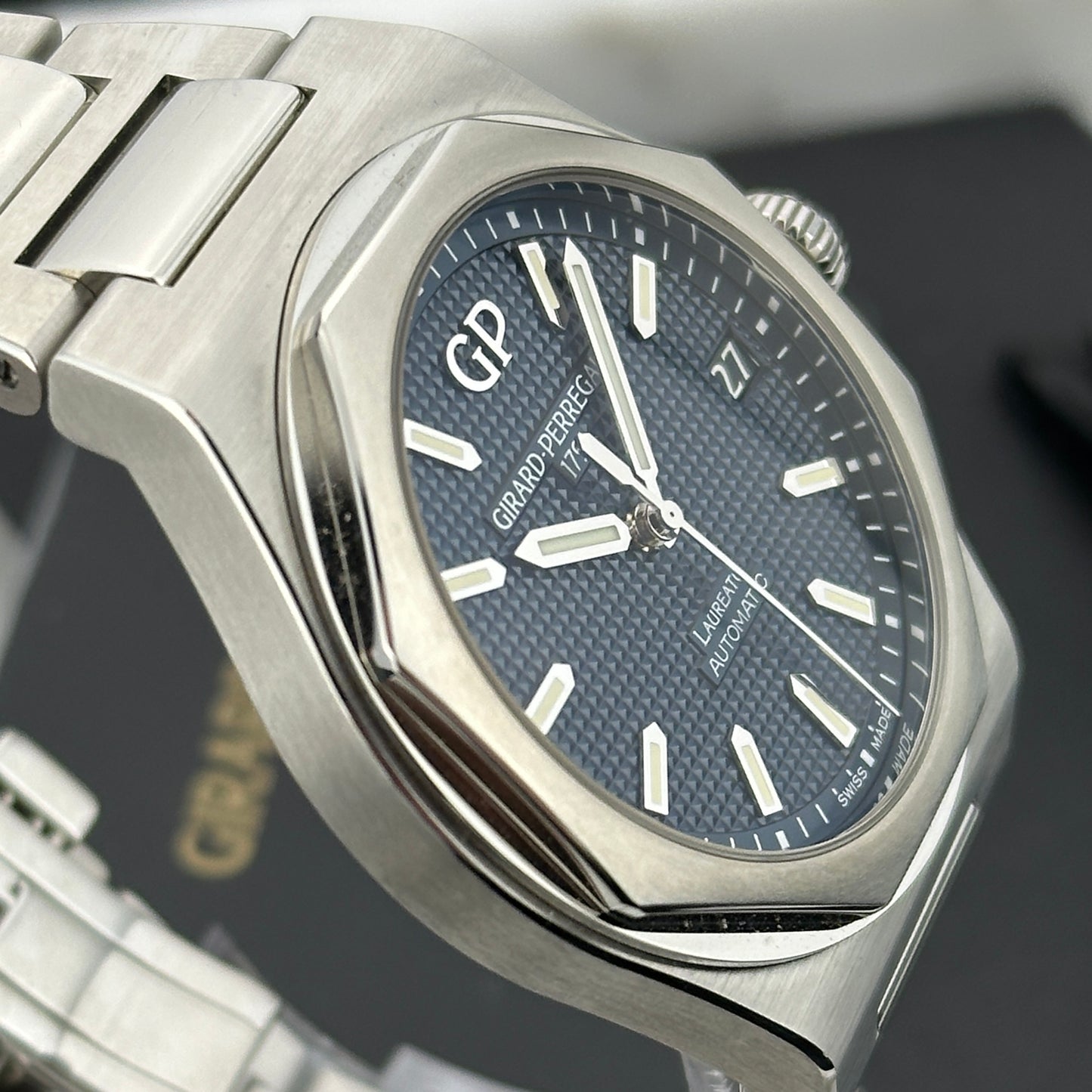 2025 Girard-Perregaux Laureato 42 Blue | 81010-11-431-11A | Full set + leather strap