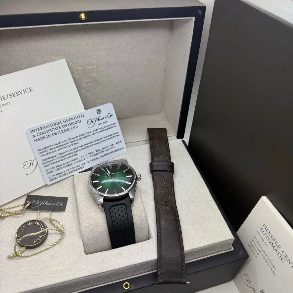 2019 H. Moser & Cie Pioneer Cosmic Green | 3200-1202 | Full Set + Leather Strap