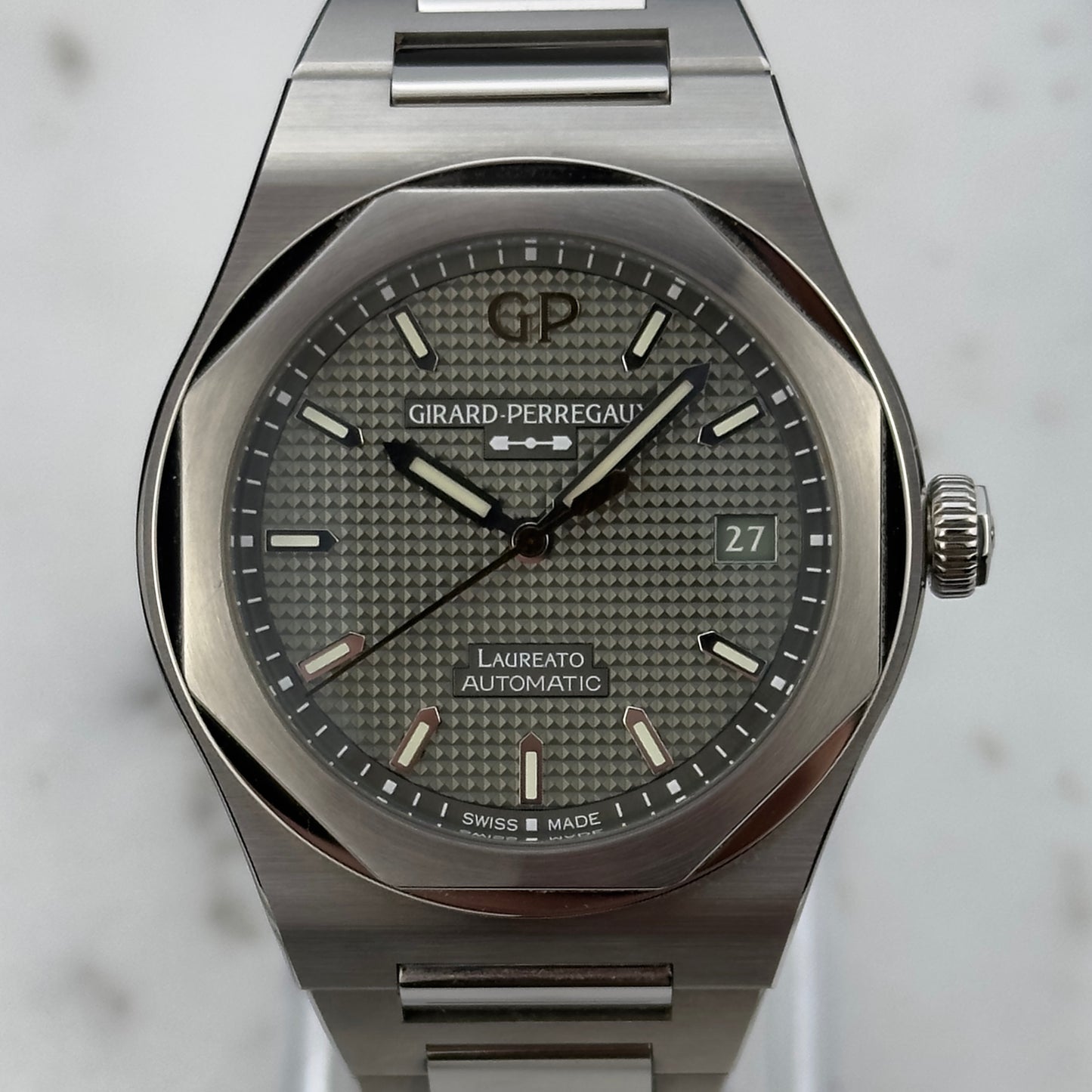 2026 Girard-Perregaux Laureato 38 Sage Green | 81005-11-3407-1CM | Full Set