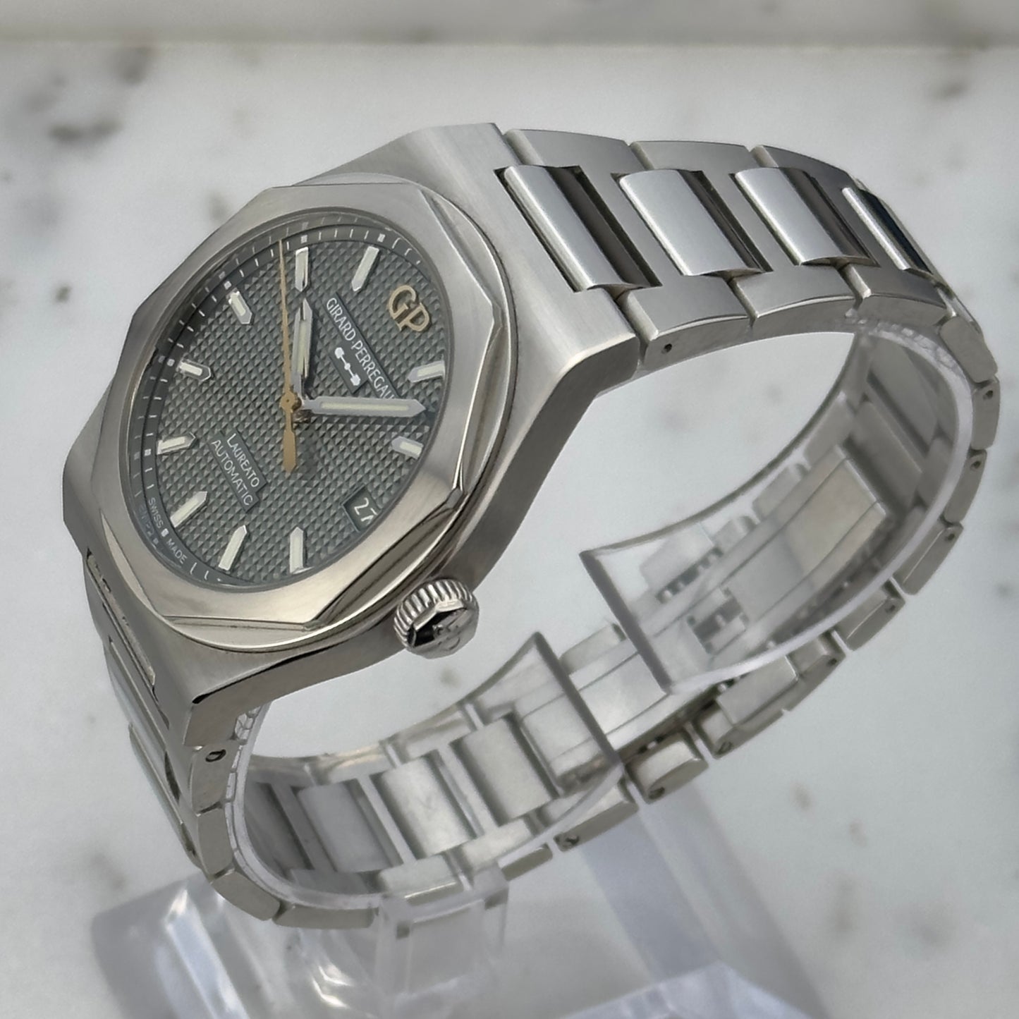 2026 Girard-Perregaux Laureato 38 Sage Green | 81005-11-3407-1CM | Full Set