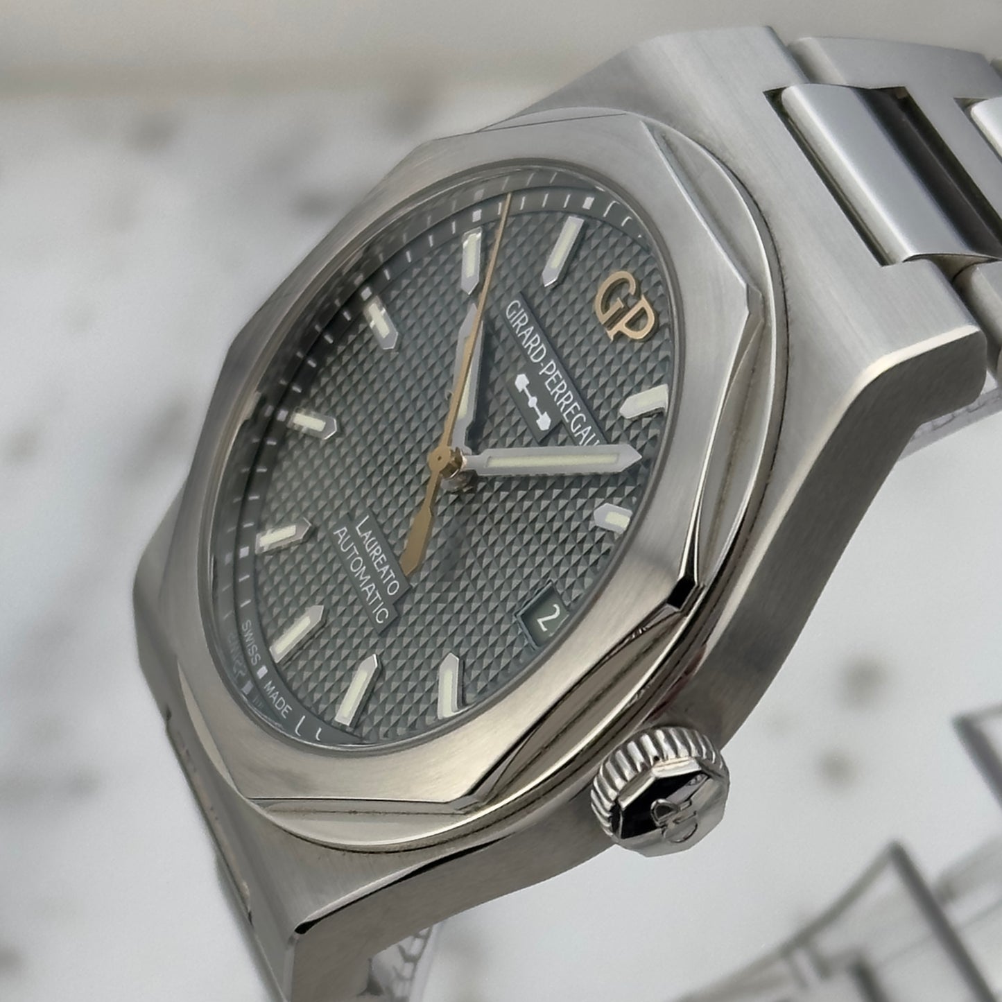 2026 Girard-Perregaux Laureato 38 Sage Green | 81005-11-3407-1CM | Full Set