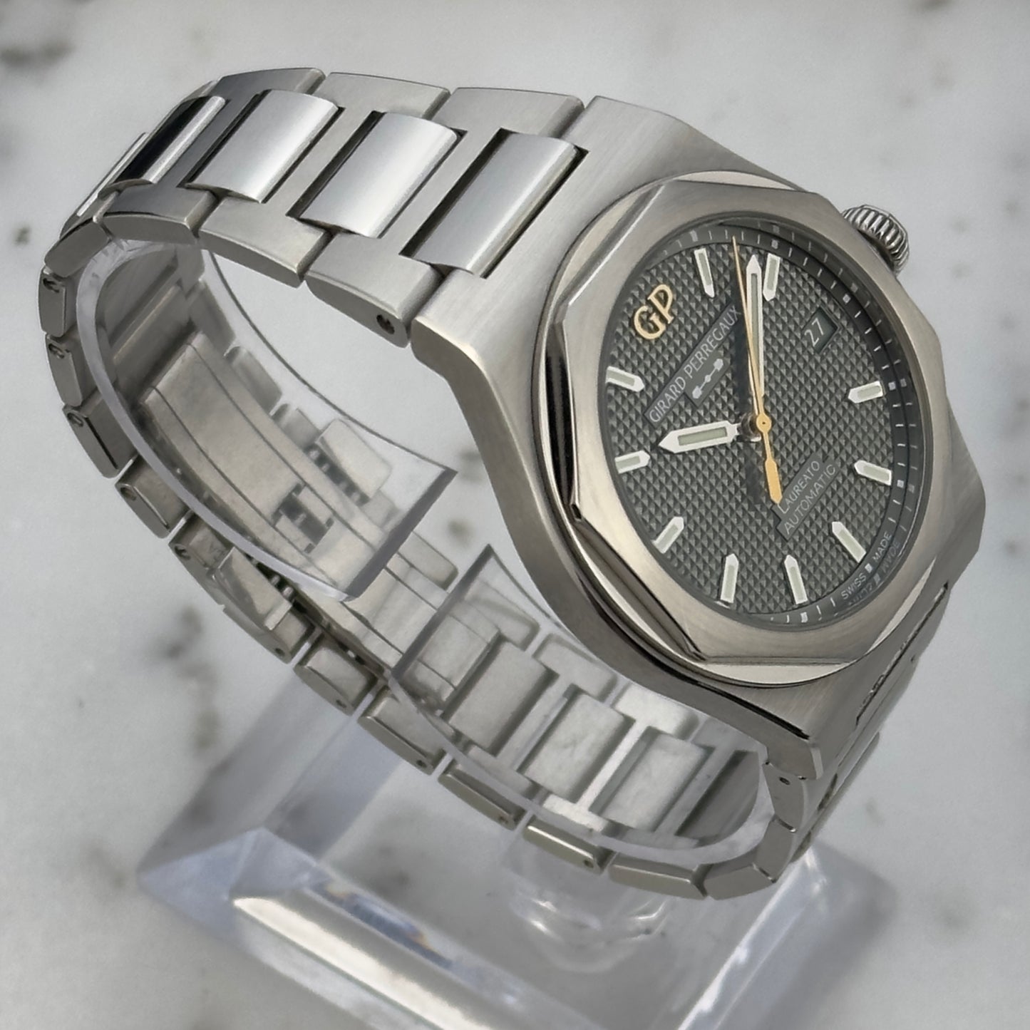 2026 Girard-Perregaux Laureato 38 Sage Green | 81005-11-3407-1CM | Full Set