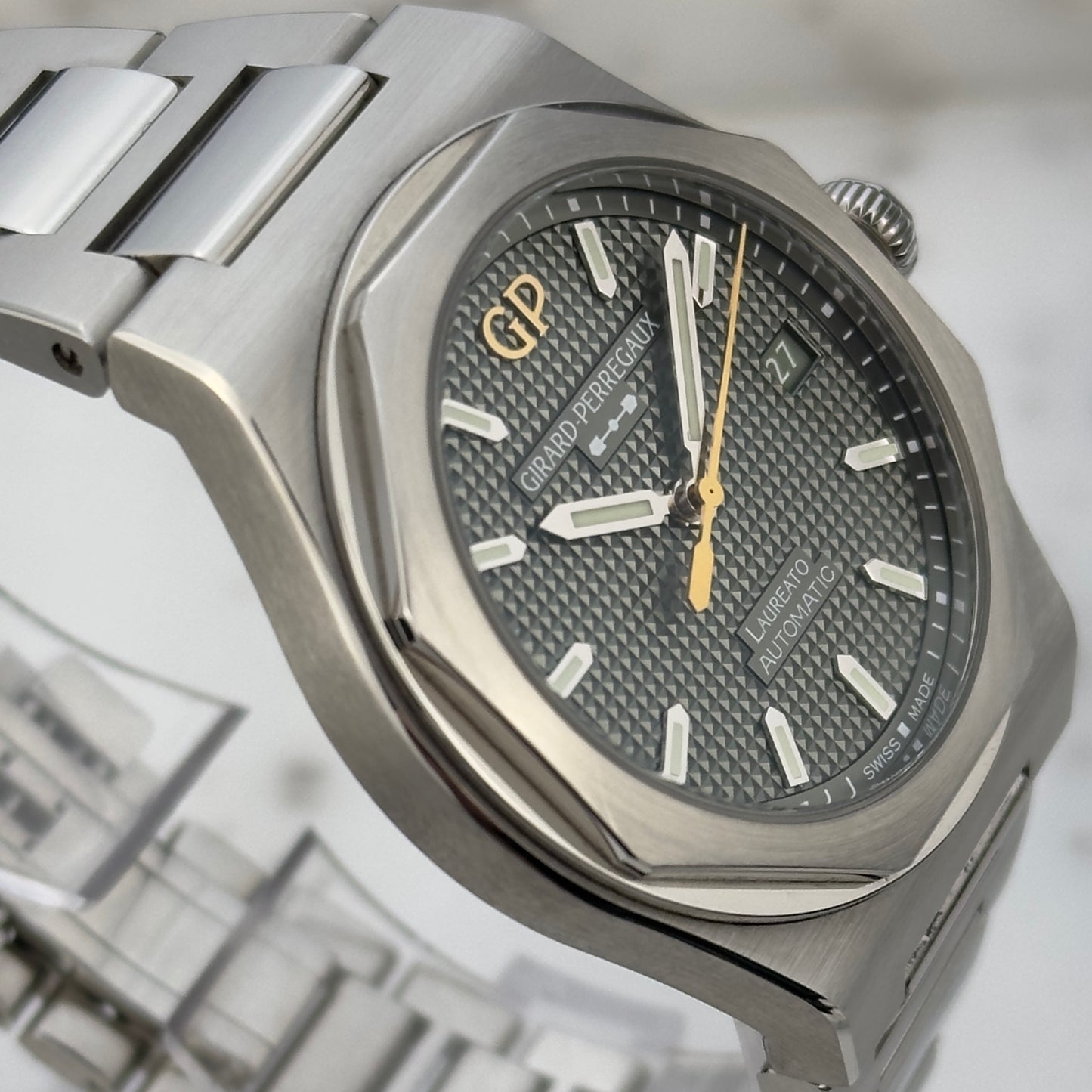 2026 Girard-Perregaux Laureato 38 Sage Green | 81005-11-3407-1CM | Full Set